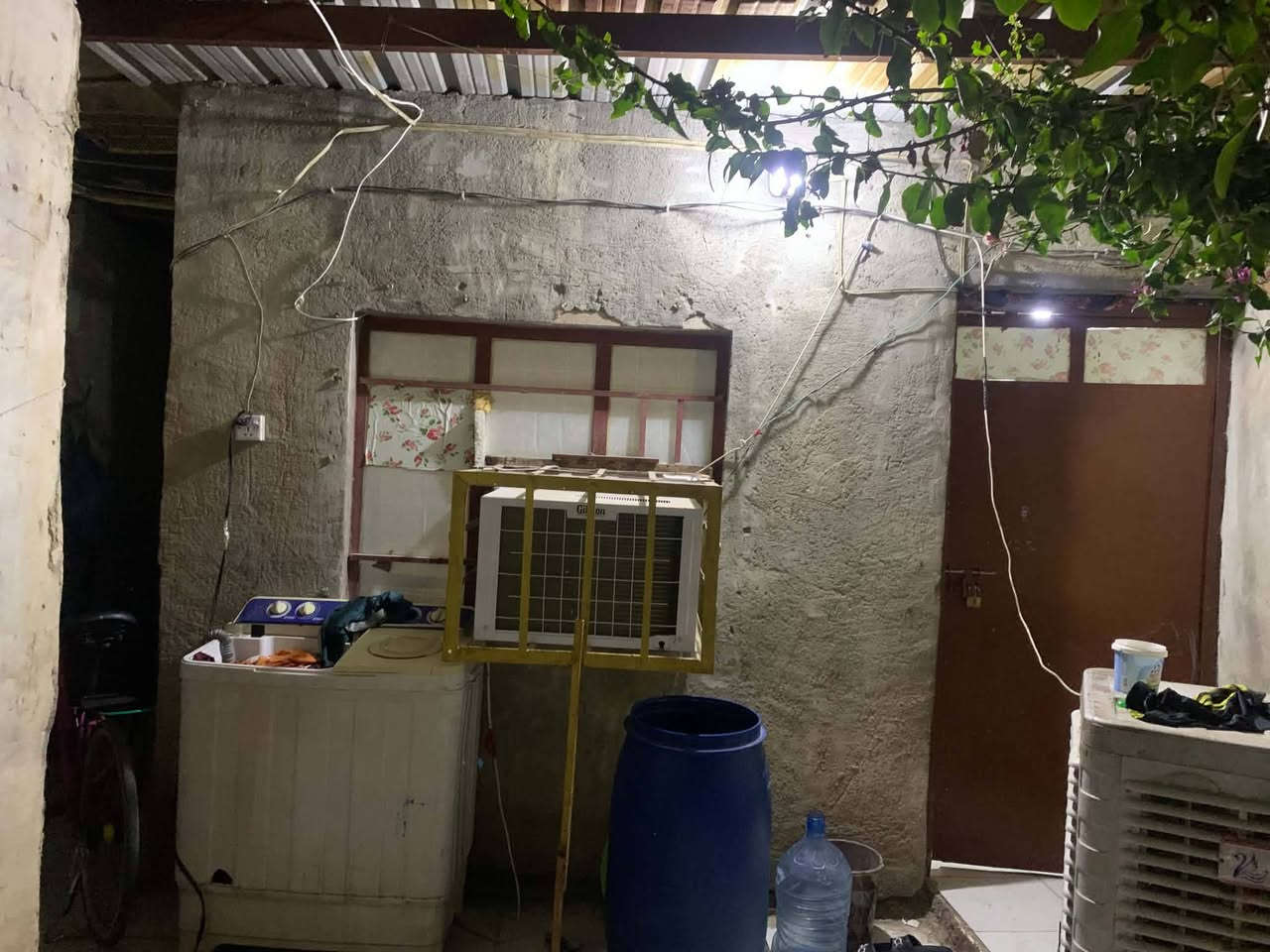 السلام عليكم بيت تجاوز المساحه 90 عنوان بغداد الزعفرانيه جسر ديالى سعر مناسب البيت ركن مقابيل الطابو واذا اكو بيت مراوس جبير ***********
