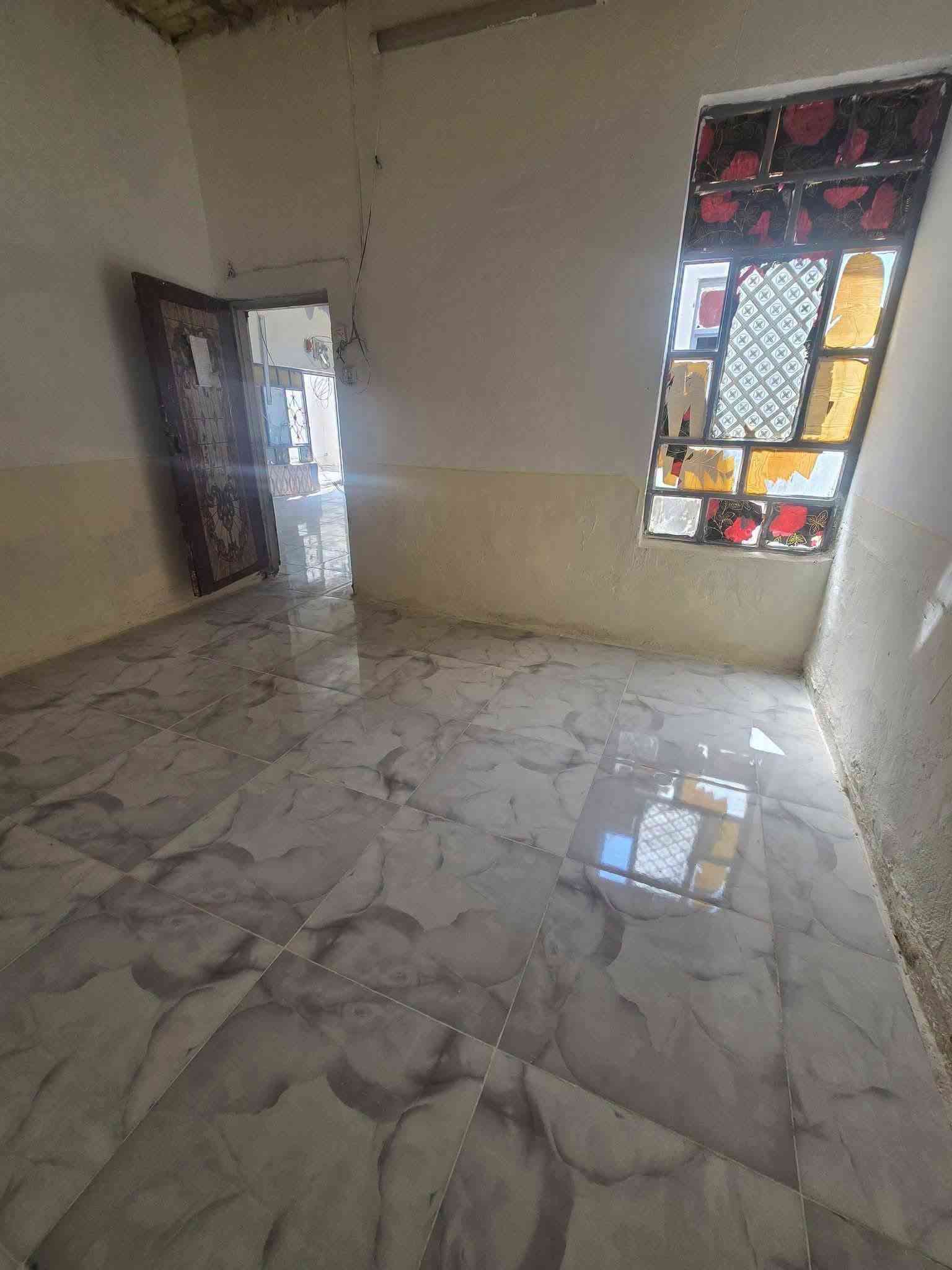 بيت لبيع بشارع المطار القديم المساحه ١٢٠متر يحتوي على غرفه وصاله ومطبخ وستقبال وطارمه وصحيات السعر ٢٠وبي مجال البيت خلف عيادة الكوثر للستفسار *********** مكتب بركات ام البنين قرب مثلجات سنبله
