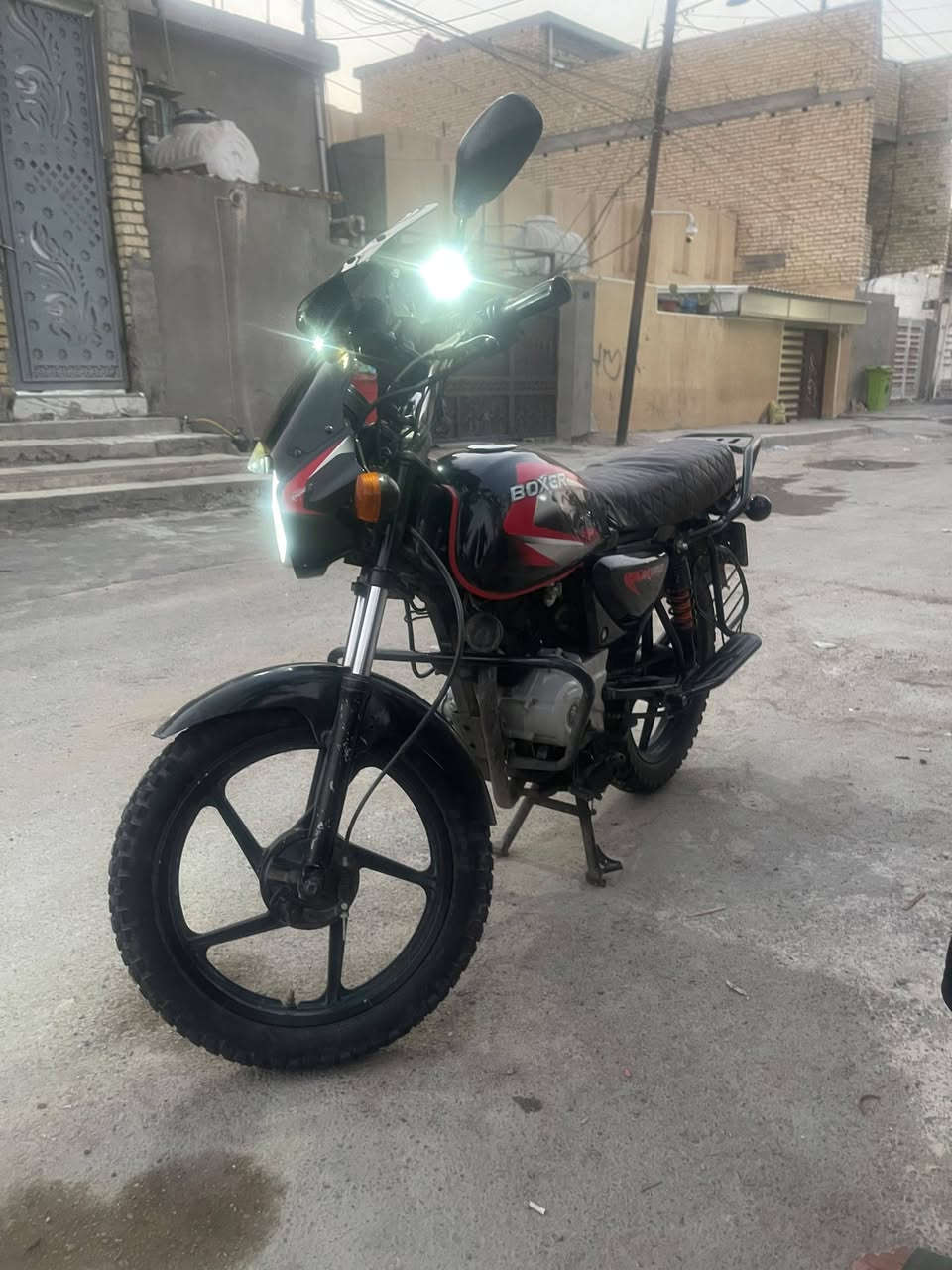 يا الله 
بوكسر مديل 21 ✅
رقم وسنويه بغداد تحويل ثاني يوم 
مجفت تجفيت شركه قبل شهر 
بيهه زنون وزوج تايرات جبلي جدد غراض الدراجه كلهه جديده  
المكان : بغداد البياع المعالف 
رقمي : ***********
