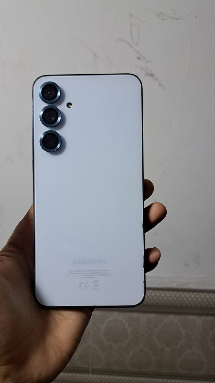 سعر 250 الف
سامسونك A55 5G اصدار 16
ذاكرة 256 رام 8+8 شاشة 120
معالج سناب دراكون سلس 
كامرة 4K/60 ايطار 
عيبة مبدل باب الضهر فقط 
تواصل ***********
