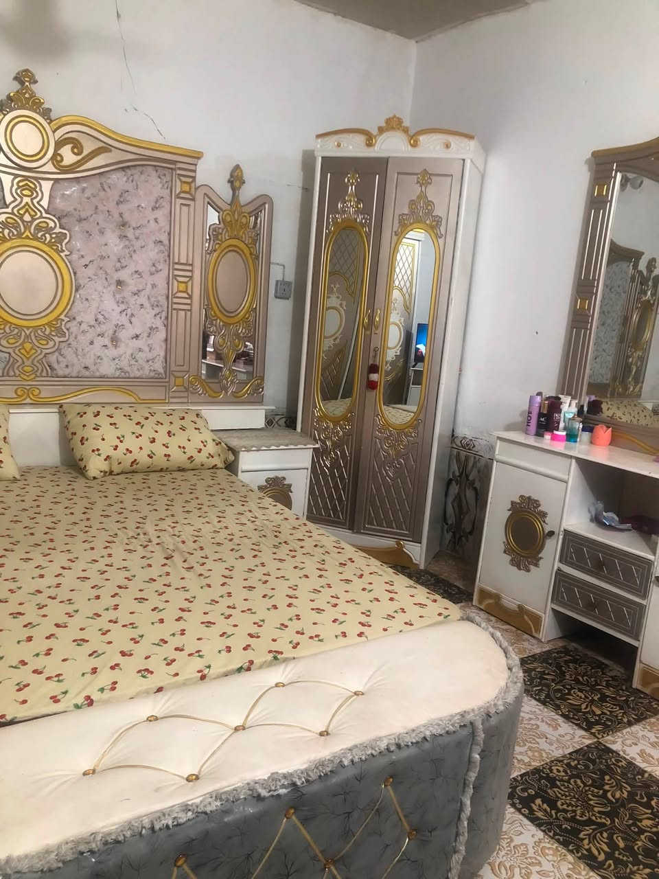 غرفة 8 قطع نظيفه اخشاب بس تصميم تركي 
سعر الغرفة 650 وبيها مجال للاستفسار مراسلة الصفحة او الاتصال بالرقم ‭***********‬
المكان كربلاء حي العامل
