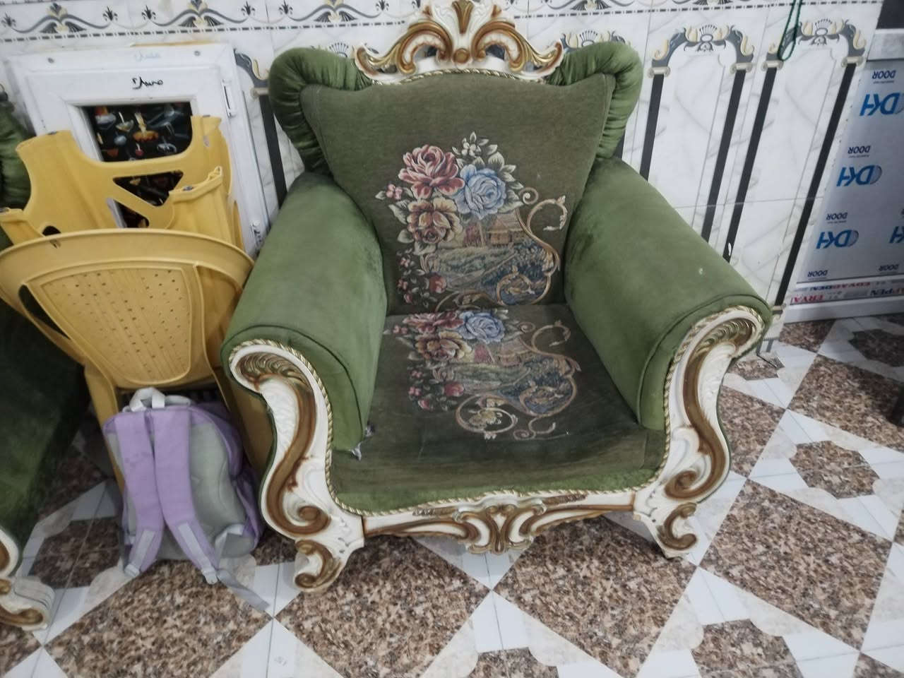 سلام عليكم تخم البيع   نظيف بس يرادله دوشمه العدد 10 نفر يعني 2كبار 1وصط 2كراسي سعر200 وبي مجال ***********

