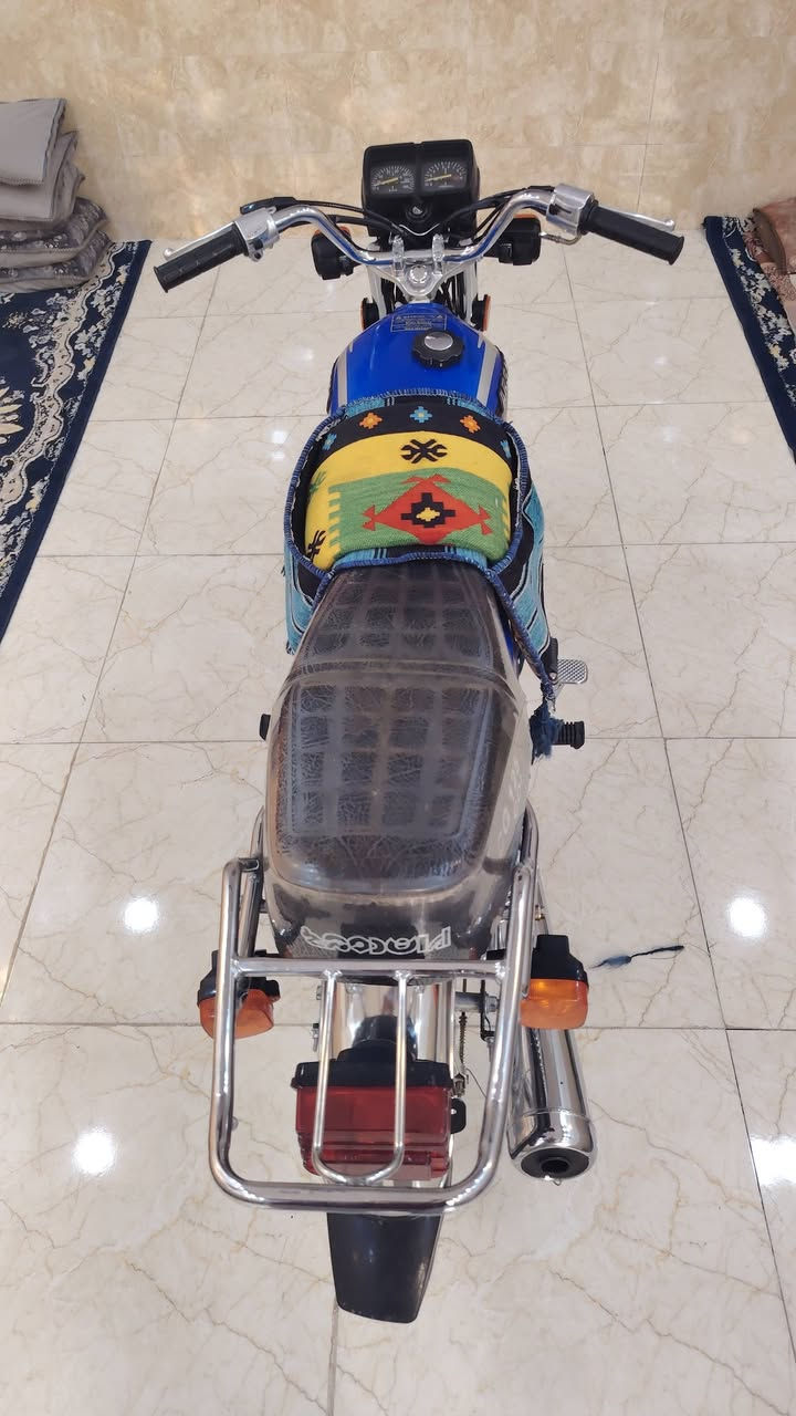 سلام عليكم دراجة للبيع موديل ٢٦ درجة شلعه تخبل أوراق كهربايات كلها شغاله درجة نضافه فول لايت عالي وناصي بك لايت وشاير كلها يا نقص ما بيها مكفوله كفاله عامه مكاني كربلاء الحر السعر ***********
