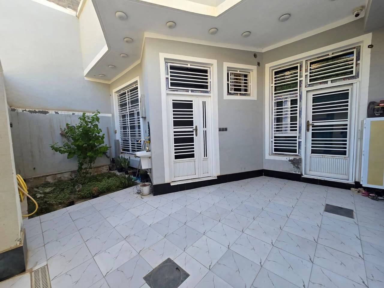 🏡 دار للبيع – طابو ملك صرف
📐 المساحة: 150 م²
💰 مطلوب: 35 إِسكان
📍 الموقع: العسكري – خلف محلات تقي
🏠 بناء حديث درجة أولى أرضية مرمر – طابقين 
🔹 الطابق الأول:
• غرفة نوم
• صالة
• استقبال
• مطبخ
• مجمع صحيات داخلي وخارجي
• طارمة
• حديقة صغيرة
🔹 الطابق الثاني:
• غرفة نوم
• صالة
• مجمع صحيات
📞 للاستفسار:
مراجعة مكتب عالم العقار في الجمعية مقابل الإطفاء
أو الاتصال:
📱 ***********
📱 ***********
#عندك_عقار_للبيع_فقط_راسلنا_اواتصل_وات_ساب
