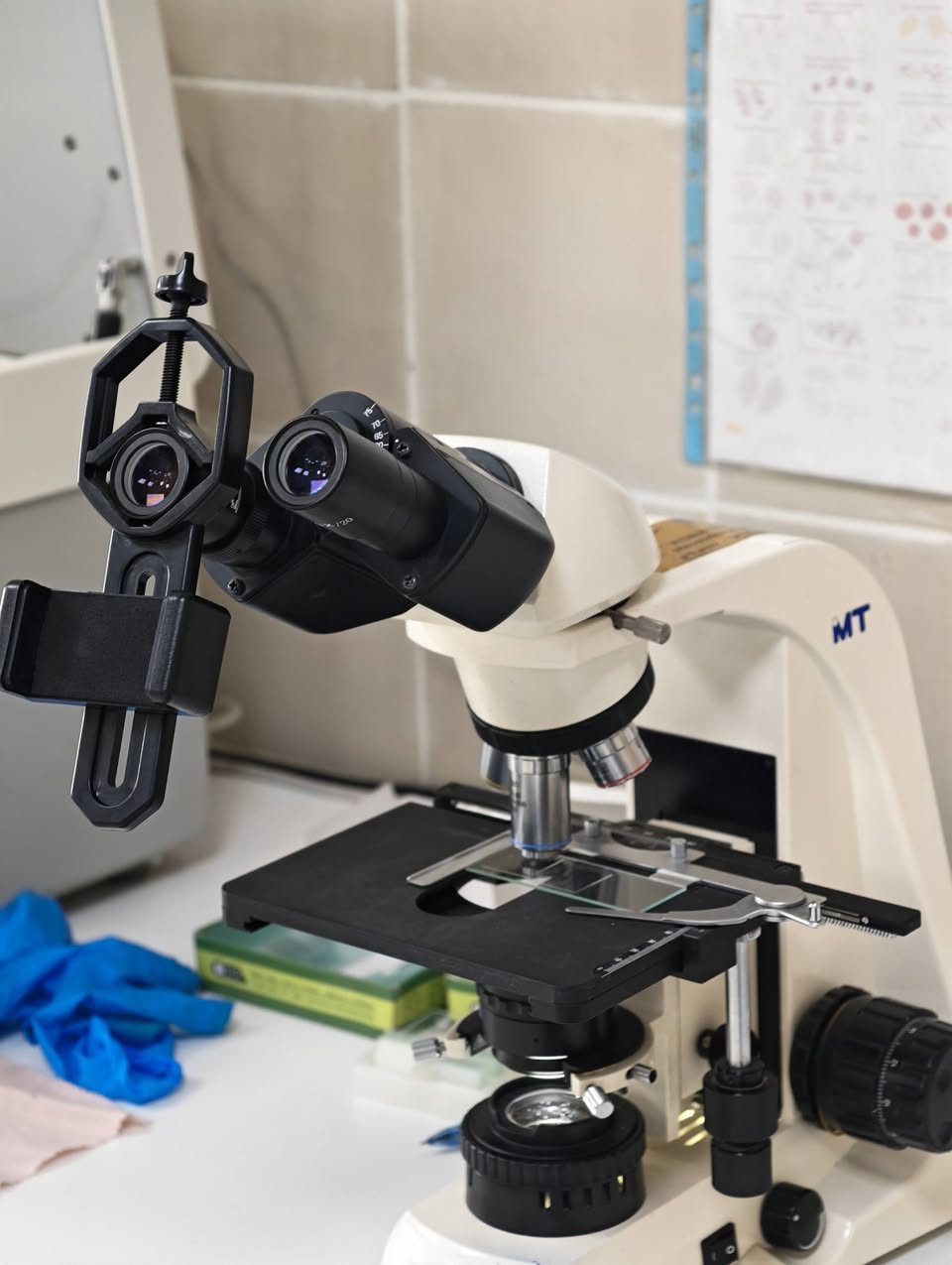 حصرياً في متجر أكاري لمستلزمات المختبريين! 🔬📱
وداعاً لإجهاد العين أثناء الفحص والعد، وأهلاً بالإنتاجية العالية والعمل الجماعي الممتع مع هولدر الهاتف الخاص بالمجهر.

لماذا تحتاج هذا الهولدر في مختبرك؟

توافق كامل: يشتغل على جميع أنواع المجاهر بدون استثناء.

مثالي للتدريب والتعليم: يتيح للجميع رؤية العينة والمساعدة في الحساب والعد في نفس الوقت.

راحة تامة للعين: يفحص ويعد بدقة عالية دون الحاجة لإجهاد عينيك على عدسة المجهر طوال اليوم.

دقة عالية في التشخيص: يساعدك بشكل ممتاز في فحوصات:

الإدرار العام (G.Urin.ex)

فحص الخروج (Stool)

معاينة وتشخيص حركة الحيوانات المنوية (Semen fluid)

ثبات واحترافية: يضمن لك تصوير الفحوصات بثبات عالٍ وتوثيق الحالات بسهولة.

🔥 عرض خاص ولفترة محدودة (لمدة أسبوع فقط) 🔥

السعر الحالي: 15,000 دينار فقط (السعر شامل التوصيل)

السعر السابق: 20,000 دينار

اشغل بثقة، صوّر بثبات، وريّح عيونك!

للطلب والاستفسار:
📞 تواصل معنا الآن عبر الرقم: ***********
