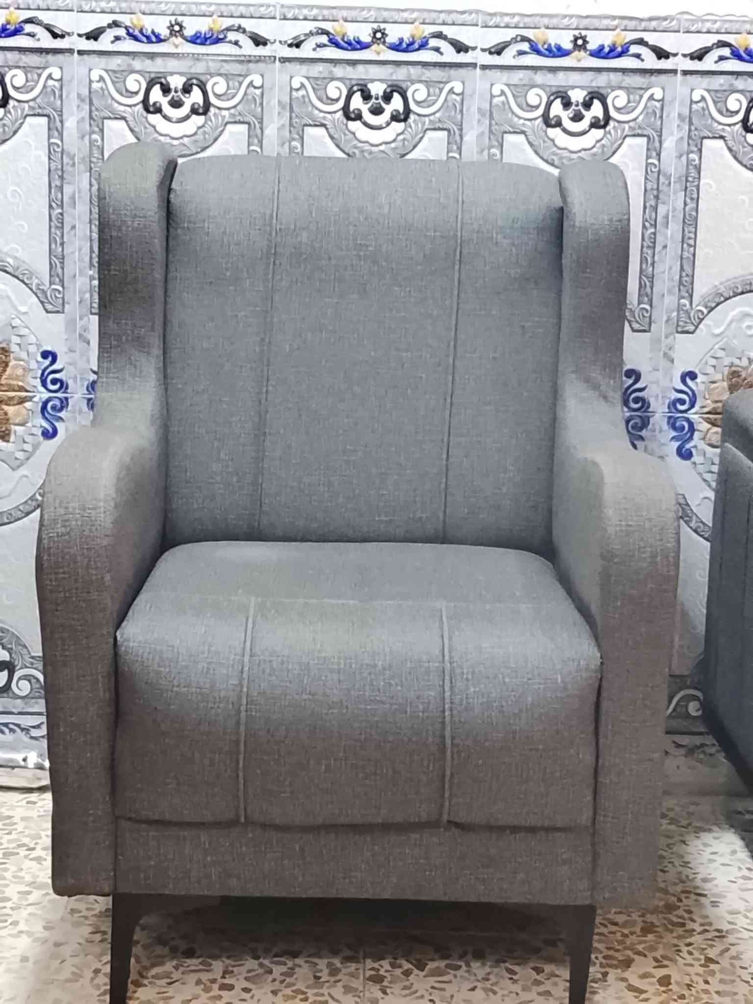 سلام عليكم عندي تخم البيع 10 مقاعد نضافته 100/100 مسخدم شي بسيط رجلي حديد تخم عراقي بلايود روسي  سعره 350 رقم *********** وبي واتساب العنوان الخطيب زراعي
