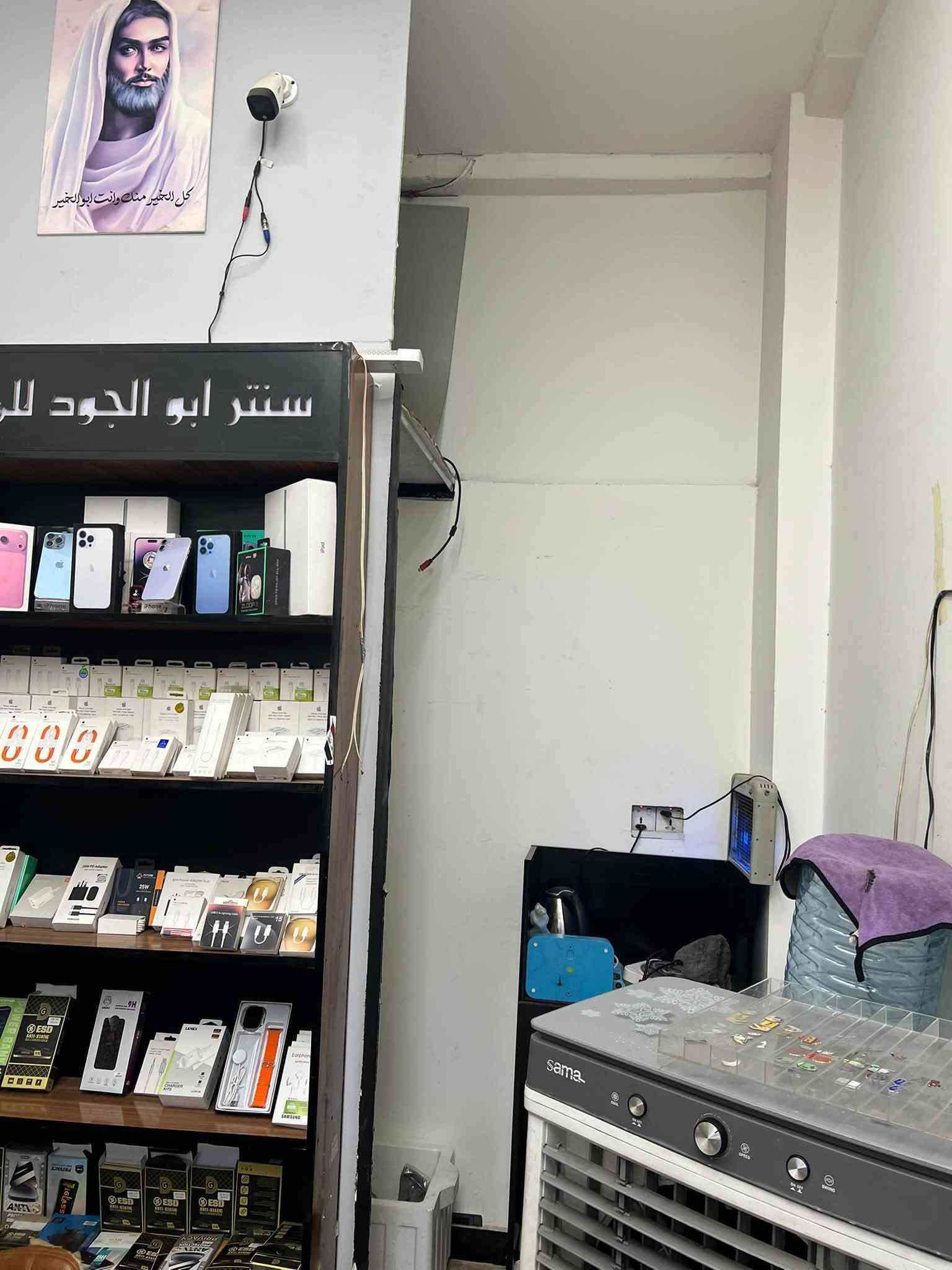 بسم الله الرحمان الرحيم 

محل تلفونات للبيع اسم المحل سنتر أبو الجود للموبايل
لمحل كدامكم متعوب عليه وعلى ديكوره ويحتوي على 10 ڤاترينات للاكسسوارات كلهن صاج وتفصال مسويهن 
ومكان المحل تجاري شارع المسبح مقابل مطعم مروان ابو الفلافل بلضبط ومصروف ع محل هواي حتى سيراميك مسويله 
المحل كامل للبيع سبلت و اكسسوار وبراد ومنضومه كامرات تحتوي على 4 كامرات وشاشه كامرات وجام مسوي وبروڤايل موضح بلصوره وعده كامله مكمله للصيانه شرط اصليه وجديده وابو الصيانه يعرفهن ولمحل خير من الله بس سبب لبيع راح اسافر ومحتاج فلوسه للتواصل على الرقم او واتساب ***********
للعلم أيجار المحل 500 ولمحل جبير ماشاء الله
