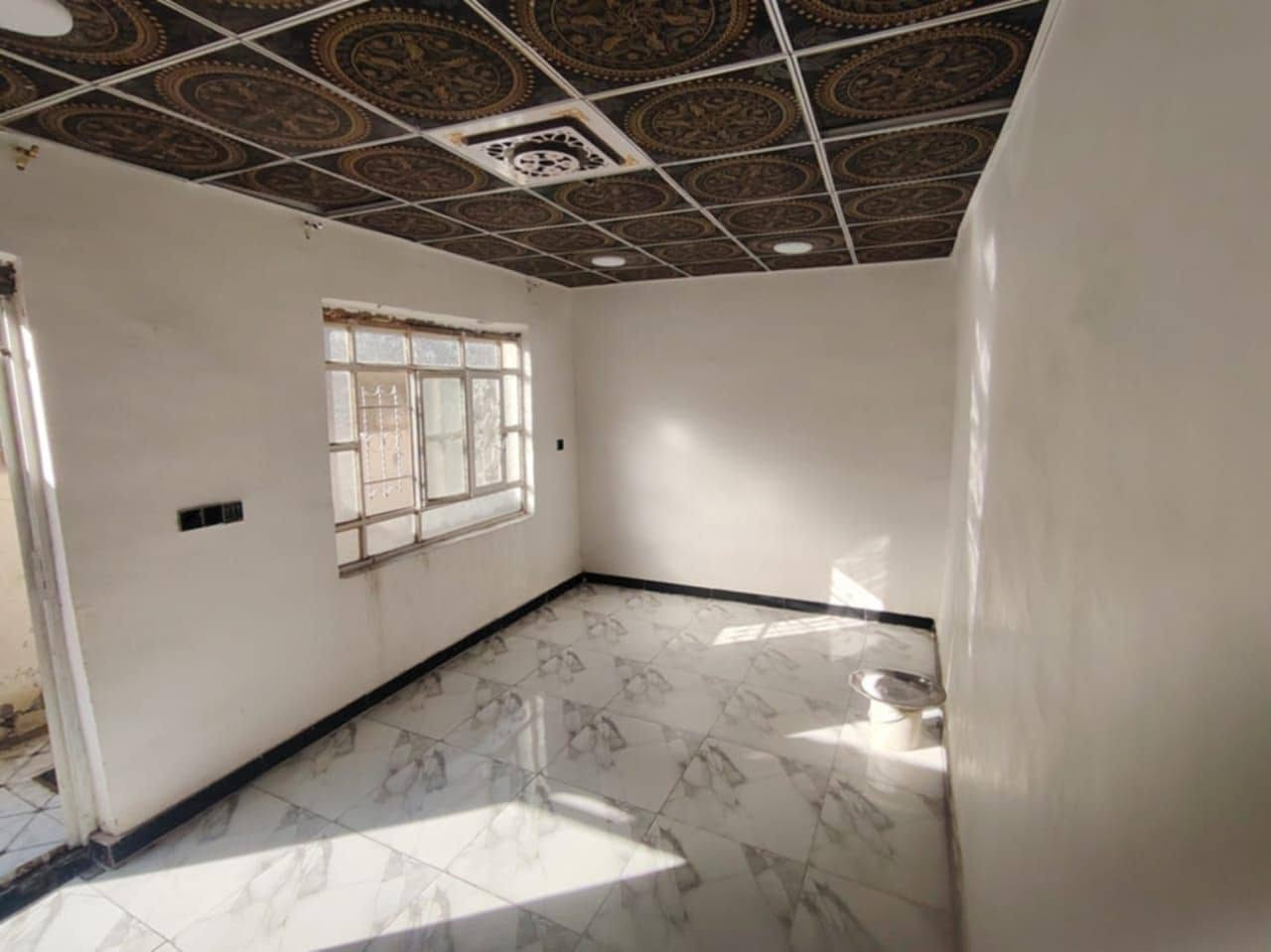 للبيع مساحه 100م يتكون من غرفه وصاله واستقبال ومطبخ وصحيات ومكشوفه بناء ابلوك تجعيب طابوك السكف عكاده شيلمان السطح مطبك فرشي العنوان شارع المطار الجديد لشارع المجاور أسواق فدك البيت فارغ مامسكون مسجل بلبلديه ومرقم مشمول بلتطويب كاشي سيراميك السعر 22بي مجال قليل للستفسار اتصل ***********مكتب للعقار
