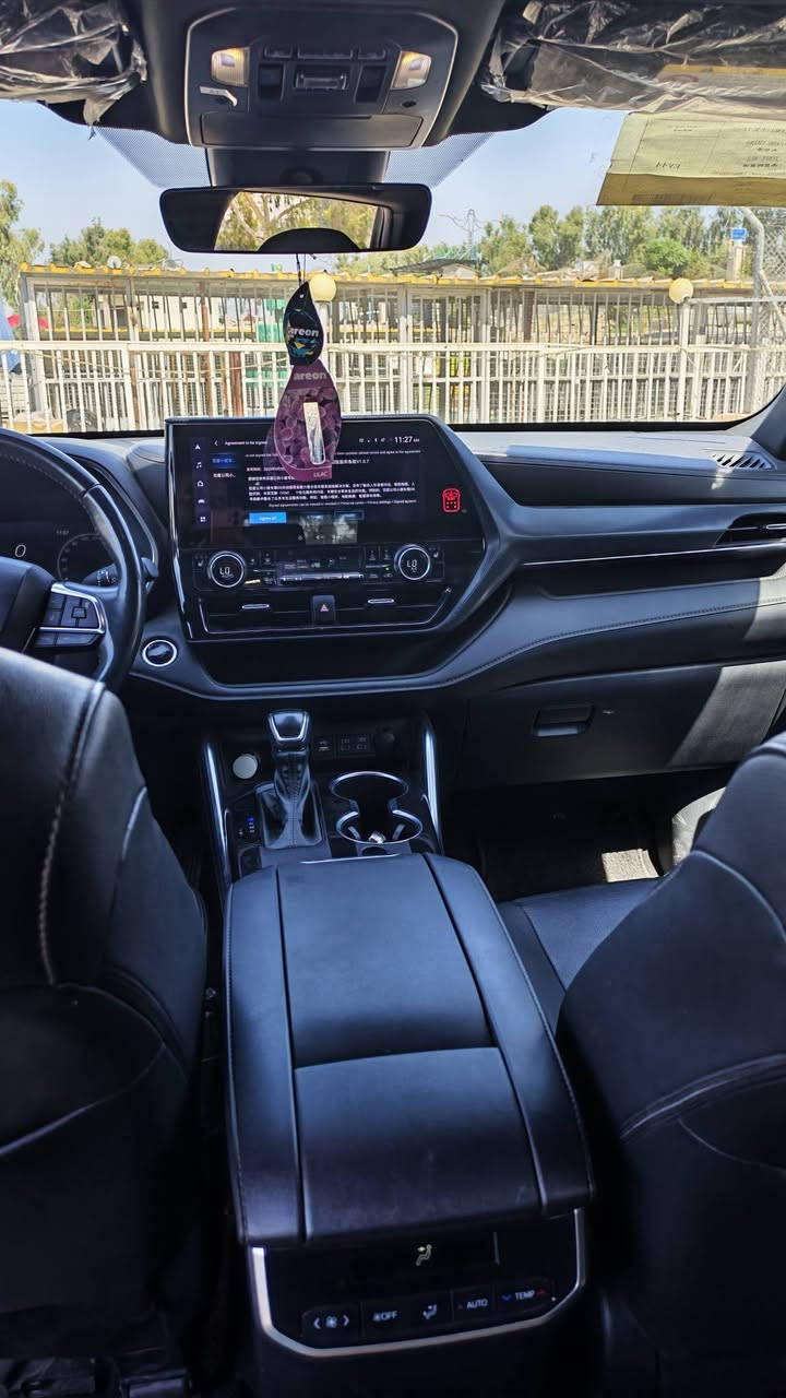 والتأكيد على أن السيارة مكفولة بدون حادث:
👑 تويوتا كراون كلوجر 2023 - Toyota Crown Kluger Hybrid 👑
سيارة عائلية فخمة ومتميزة باقتصادية عالية جداً بالوقود بحالة ممتازة!
الاعتمادية وقلة الأعطال: كأي سيارة من تويوتا، تتميز بقوة التحمل، توفر قطع الغيار، وسهولة الصيانة، بالإضافة إلى الاحتفاظ بقيمتها عند اعادة البيع.
✨ حالة السيارة: مكفولة بدون حادث (بدون صبغ) 🛡️ 🔹 سنة الصنع: 2023 🔹 المسافة المقطوعة (المشي): 48,000 كم 🔹 المحرك: 2.5 لتر هجين (Hybrid) - أداء قوي واقتصاد ممتاز بالبنزين 🔹 نظام الدفع: دفع رباعي ذكي (E-Four) 🔹 الداخلية: جلد أسود فاخر بحالة ممتازة جداً 🔹 السعة: 3 صفوف مقاعد (7 راكب)
الاعتمادية وقلة الأعطال: كأي سيارة من تويوتا، تتميز بقوة التحمل، توفر قطع الغيار، وسهولة الصيانة، بالإضافة إلى الاحتفاظ بقيمتها عند اعادة البيع.
✨ أبرز المواصفات والرفاهية: ▪️ شاشة عدادات رقمية بالكامل 12.3 إنش ▪️ شاشة لمس وسطية كبيرة تدعم Apple CarPlay و Android Auto ▪️ سقف بانورامي عريض ▪️ تكييف أوتوماتيكي ثلاثي المناطق (تحكم مستقل) ▪️ كاميرات رؤية محيطية 360 درجة مع حساسات ركن كاملة ▪️ حزمة أمان متكاملة (رادار أمامي، تحديد مسار، مثبت سرعة متكيف) ▪️ جنوط ألومنيوم رياضية مقاس 20 إنش ▪️ إضاءة LED أمامية وخلفية بالكامل
استهلاك الوقود ومدى التفويلة:
​تعتمد أرقام الاستهلاك على محرك الهجين (2.5L Hybrid) وهو الشائع والمفضل في هذه الفئة:
​معدل استهلاك الوقود: تقطع السيارة حوالي 18 إلى 20 كيلومتر لكل لتر واحد (18 - 20 كم/لتر)، وهو استهلاك ممتاز جداً بالنسبة لسيارة دفع رباعي بهذا الحجم.
​سعة خزان الوقود (التفويلة): تتسع التفويلة تقريباً لـ 65 لتر.
​المسافة التي تقطعها التفويلة الكاملة: عند تفويل الخزان بالكامل، تمشيك السيارة مسافة تتراوح بين 1,000 إلى 1,200 كيلومتر (حسب طبيعة القيادة بين داخل المدينة والخطوط السريعة، واستخدام التكييف).
📍 الموقع: الموصل
💰 السعر: 385 ورقة ($38,500)
📞 للتواصل والاستفسار: •
آسيا سيل: ***********
 • كورك: ***********
