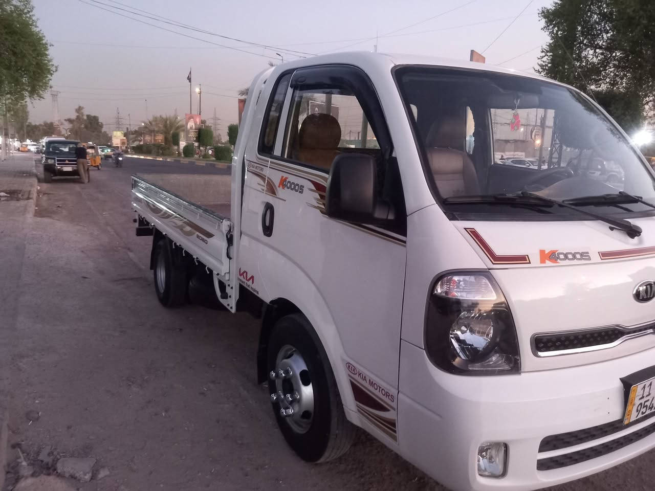 السلام عليكم سيارة كية فحل الرقم بغداد مكفولة كفالة عامة لا ضربة ولا صبغ محرك 4000 موديل2020  سيارة جديدة ماشي 94 تاير الخلفي 14 محرك جديد  مكان بغداد رقم تلفون ***********
