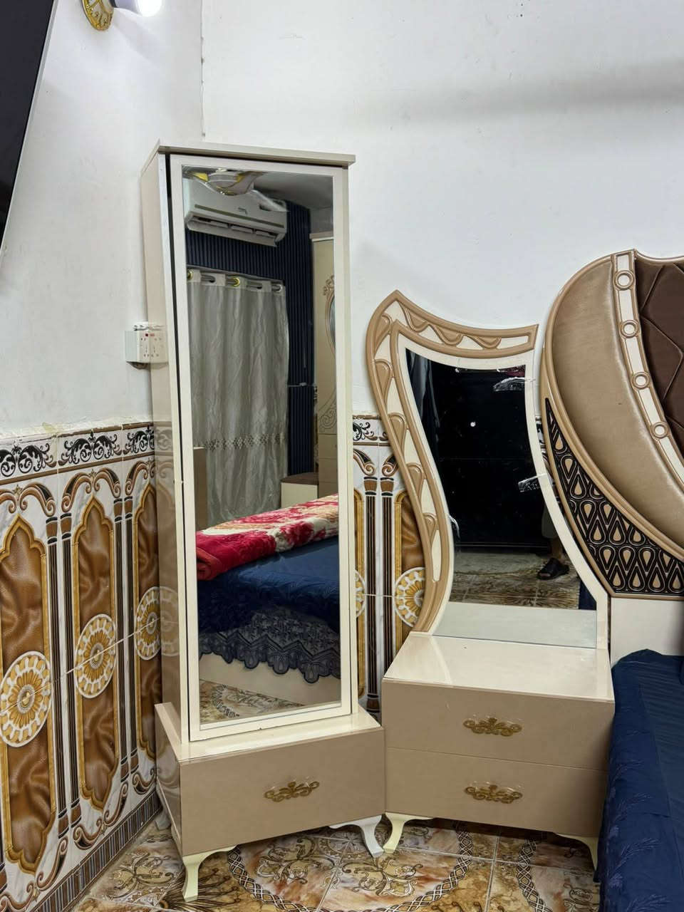 مكلف بالنشر غرفه تركي نظيفه كلش بدون ضرر الي يريد يزوج هم تناسبه  السعر 800 وبيه مجال مكان حله قرب جسر الثوره م ***********
