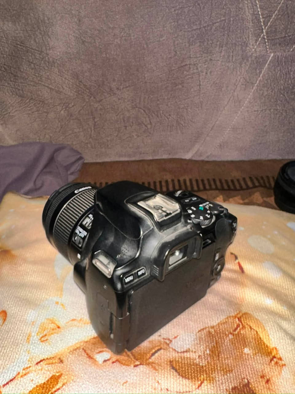 السلام عليكم كامرة نوع كانون للبيع 

كانون 250d + عدسات ثنين العدسه مال كامره 
18-55mm 
والعدسه الاخرى سعرها 150 الف انطيها هديه ويا الكامره 

الكامره نضافة 100/100 بدون كارتونة 
والعدسة نضافة 100/100 
مصور بها فقط اربع فيديوهات 
+ الملحقات بطارية واحده + رام 64 كيكا sandisk 
+جنطه+ شدقن مايك نوع boya احترافي 
السعر الاجمالي 750 الف وبيها مجال 

عنواني بغداد الدوره شارع ليمونه 
***********
