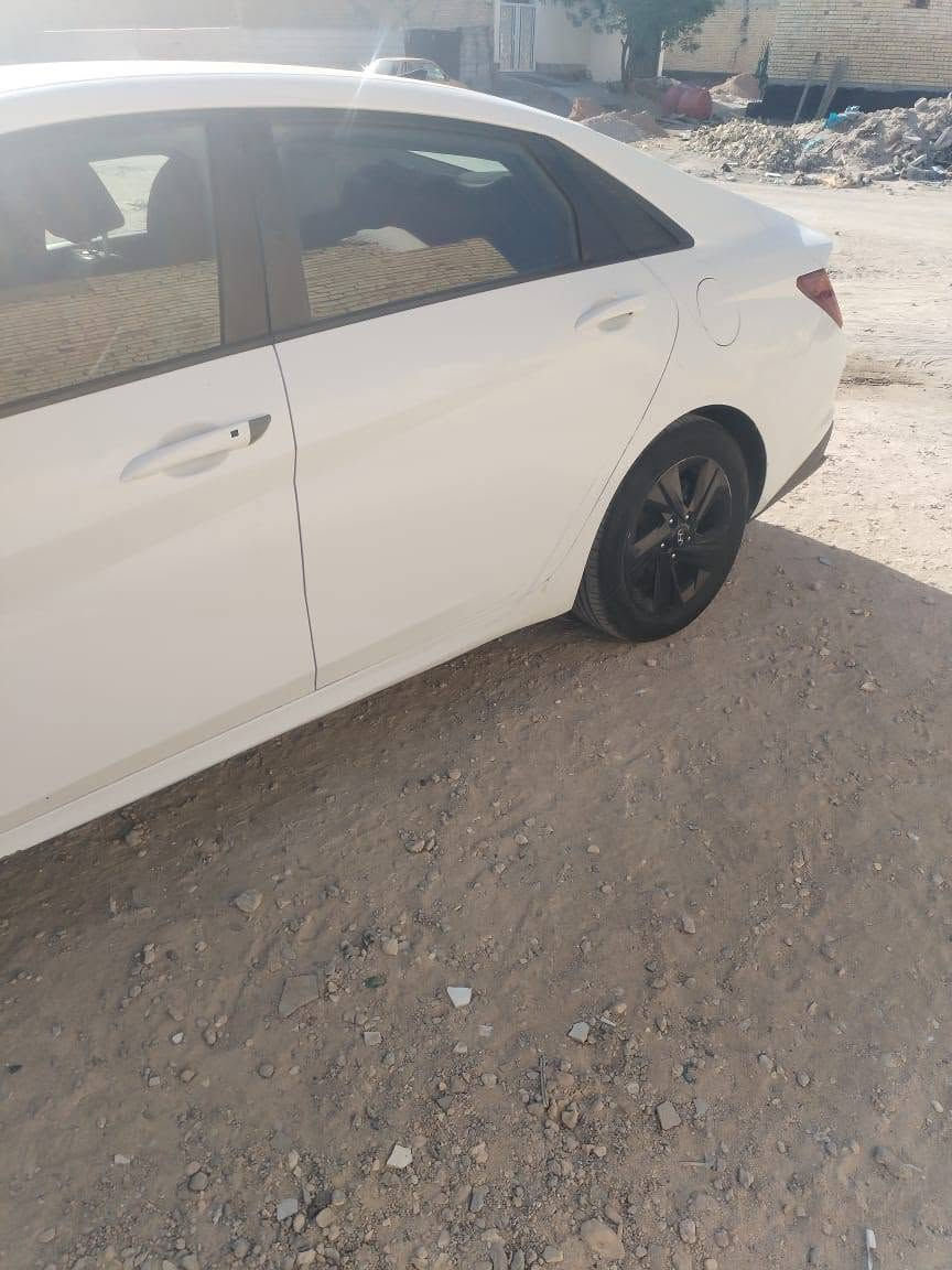 النترا امريكي موديل ٢١  كما موضح بالصور الحادث ب السونار بدون دواخل
ماريد اطول ب الكلام الموصفات معروفه 
السعر ١٣٠ وبيها مجال بسيط تريد تحويل تريد وكاله خادم
غير متواجد على نت 
اتصل ***********
