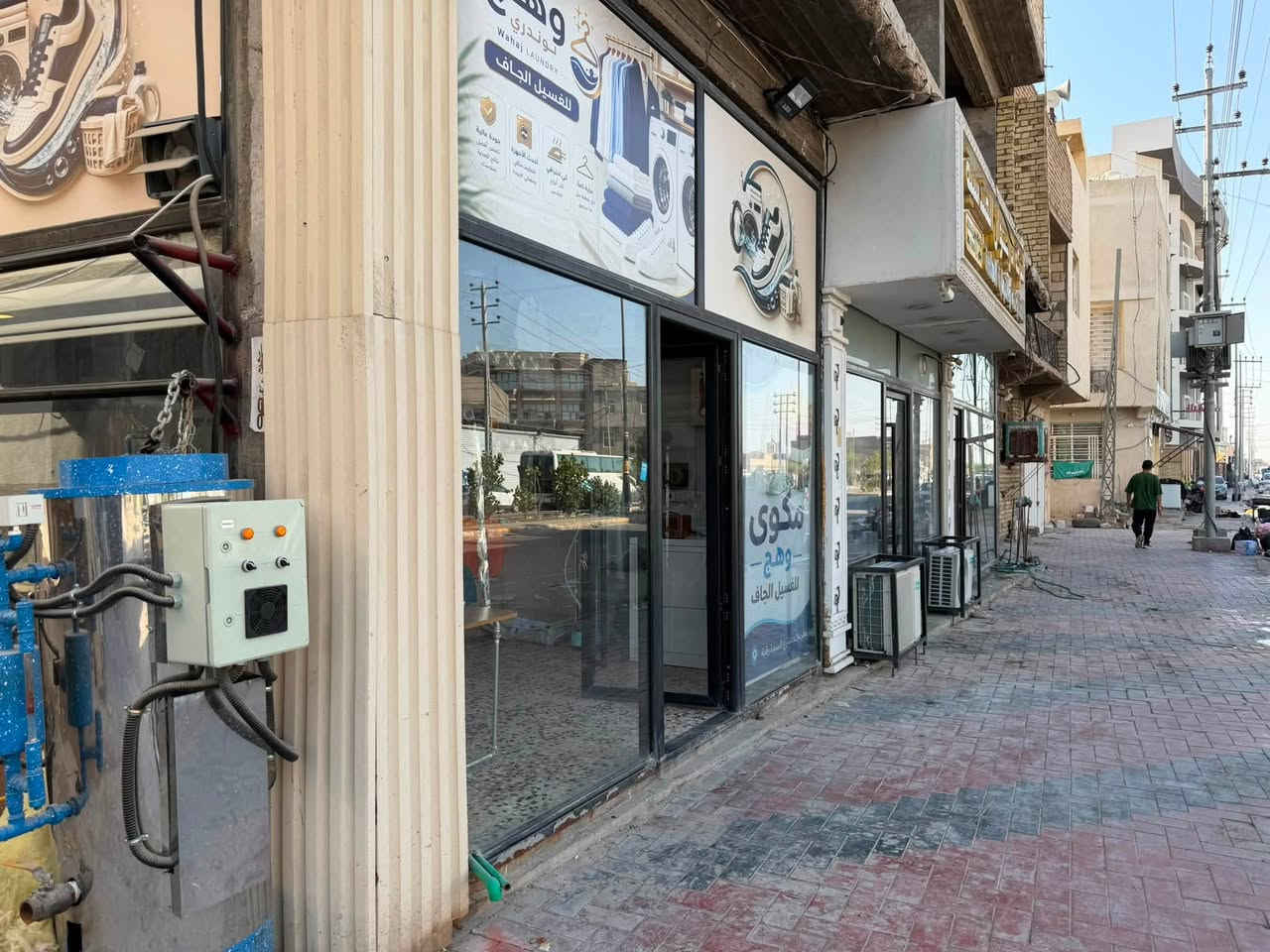 مكوى للبيع على الشارع العام (شارع السيدة رقية)كربلاء 
يحتوي على مكينة كوي+ بويلر 150 يشتغل غاز وكهرباء +غسالة اوتوماتيك 22 كيلو سامسونگ+ جفافة امريكي+غسالة عادية 
المكوى متكامل من كلشي وبدون نقص 
جاهز للعمل 
سبب البيع عدم التفرغ 
للاستفسار: ***********  
او اكتب تم يوصلك السعر على الخاص
