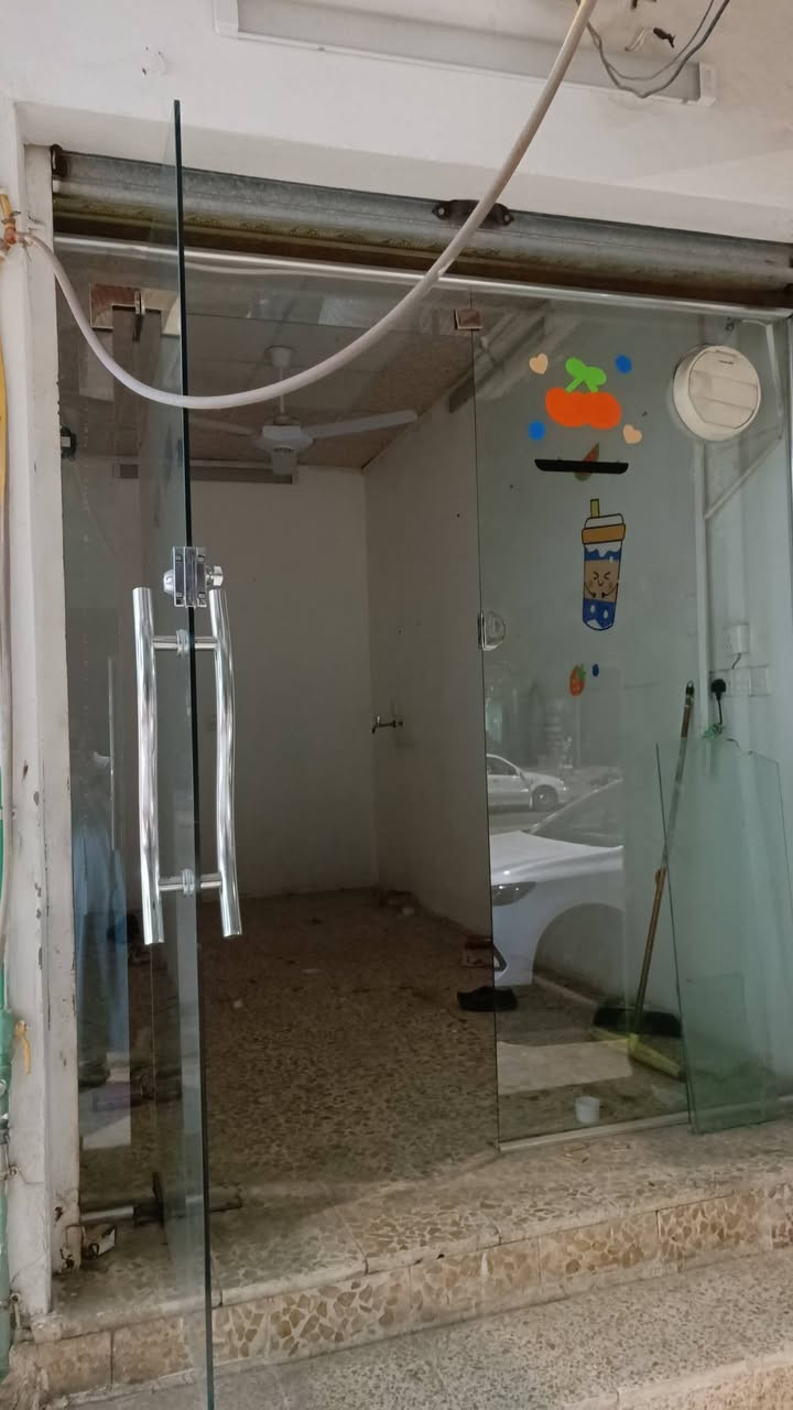 السلام عليكم
سرقفلية محل للبيع في حي الصحة 

المحل مساحته 2.25×4 متر
صبغ جديد 
جامخانة جديدة
 ساحبة وبانكة سقفية
مبردة بلاستك كبيرة مشكلة عالمحل  مباشرة
قمرية موجودة 
تاسيس ماء رئيسي وتانكي داخل المحل 
خط وطني رئيسي مشترك بساعة مع المحل المجاور لك عيادة تمريضية وكذلك مولدة حسب حاجتك 
المحل تم تجديده وصبغه بالكامل قبل اقل من سنة 

وهاي الاغراض نتفق على تكلفتها لسعر سوقها واقل بعد

الموقع في حي الصحة قرب اسواق روز 

للتواصل على الرقم    ‏‪ ***********‬‏اتصال
او واتساب على الرقم ‏‪***********‬‏
