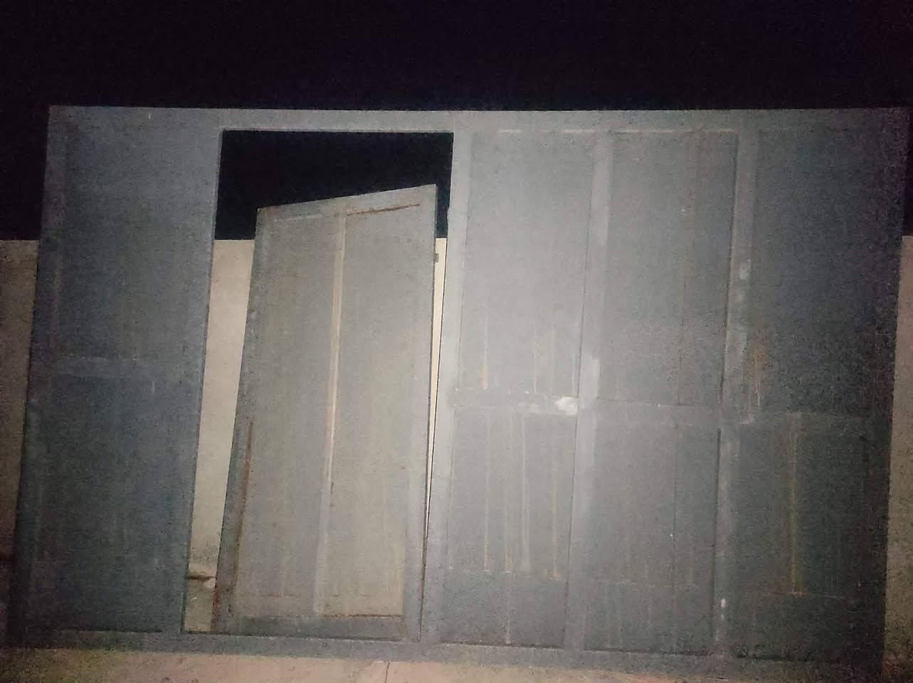السلام عليكم ورحمه الله وبركاته اخواني هذا بابا للبيع سليت عرض ٢٣٢مترين ٣٢سنتيم طول 362تلات امتر 62سنتيم كل غاض موجود السعر 250الف بي مجال بسيط خبر على رقم نتفهم ***********
