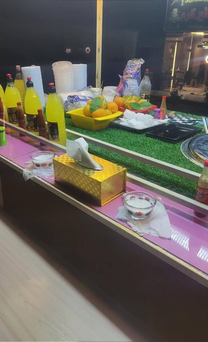 السلام عليكم
شباب هاي عربانة هيه وميزها تسگام منقوش متعوب عليها وغرفتها كبيرة .. كاملة وياها گدورة طبخ لبلبي وكاملة بس جيب غاز وأطبخ  .. ومكان جام هم مسوي بس ما مخلي جام .. السقف مسويله حوض وبي مرزاب يعني شغلها بيدي اني مسگمها .. جديده بعدها وبيها جروخ كبار تمشي بكل سهولة . الابعاد واحد متر  ب ثنين متر 1×2

المكان نجف : ***********
