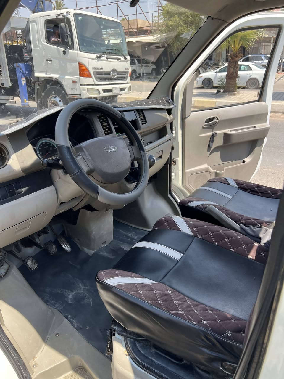 شيري ٢٠١٣
رقم بغداد
السيارة نظيفة جدا و الشاصي نظيف جدا
بدون ولا قطرة خياس
 زوج تايرات جديد و زوج دبلات جديد
للتواصل ***********
