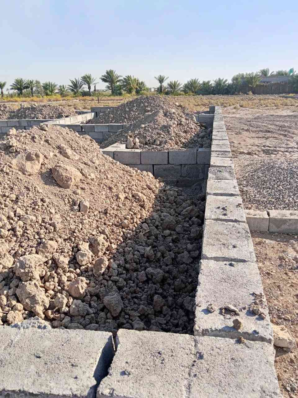 السلام عليكم للبيع قطعه ارض مساحتها 200 متر تحتوي على بتلو صب كونكريت معلي 3 سوف بلوك متفونه تراب تحتوي على غرفتين وصاله 5 في 11 واستقبال 4في7 مطبخ 5في4 الشارع عرض 10 متر ماء وكهرباء متوفر الموقع  بجانب حسينية او ساحة الشعائر للاستفسار ***********  ***********
