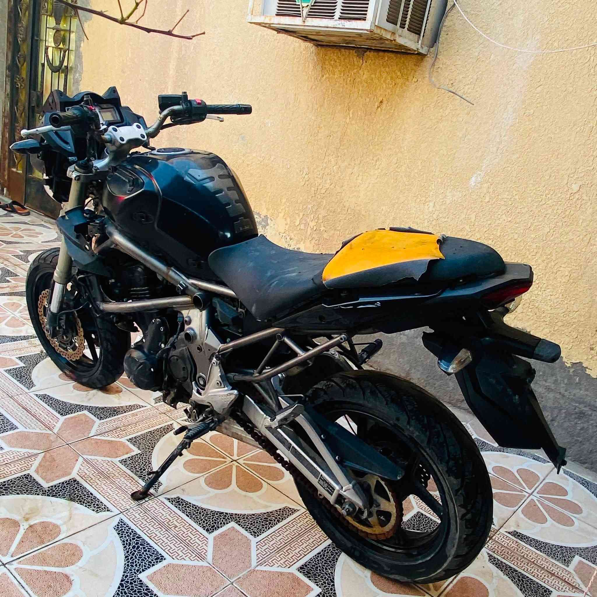 *للبيع: Kawasaki ER-6N * كاوسكي ER-6N ، الدراجة كلك ، بدون اوراق
الدراجه متروكه صارلها فتره يرادلها شغل بسيط وترجع تشتغل ابيعها وهيه واكفه شرط كفاله عامه للمحرك من الفتح والتبخير والصوت 

*تفاصيل الدراجة* 
- *النوع*: Kawasaki ER-6N 
- *المحرك*: - 2 سلندر - تبريد مي 
- *الموديل*: تقريباً 2009-2011  

 
الملاحظات : الدراجه واكفه يرادلها باتري وقبق الملف ما كابس عدل الدهن ينزل منه بشكل بطيئ جداً والعتله مال الكلج مكسوره لكن موجوده 
مناسبة جداً للي يريد يشدها او يريدها قطع غيار. كل شي بيها اصلي. 
 
*السعر : مليون 
*المكان*: البصرة واتساب: [
