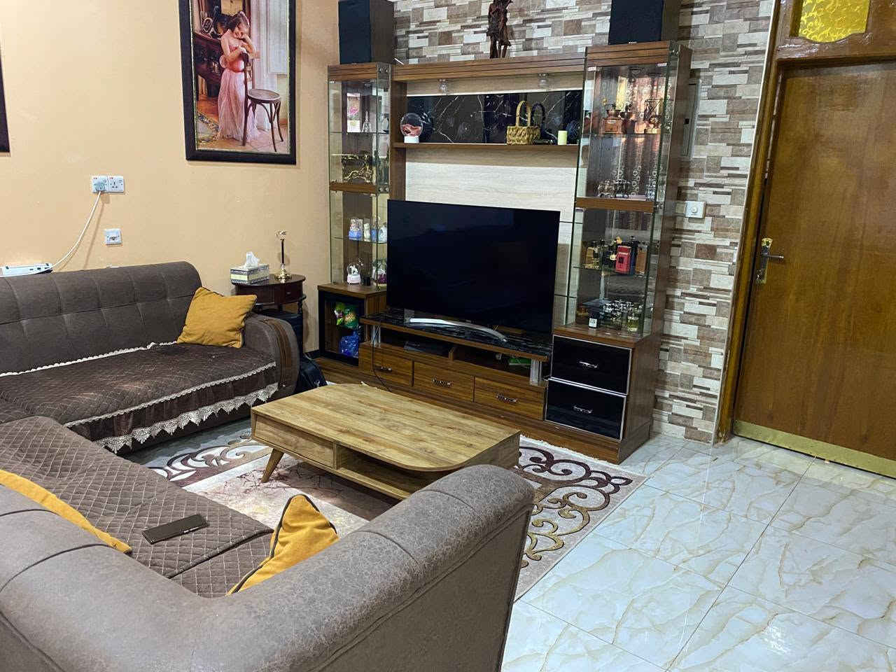بيت طابو صرف للبيع 

مقابل مجمع المدى الطبي 

ثالث بيت عن شارع  60

المساحه / 200  متر

بيت بناء حديث طابقين يتكون من خمس غرف وصاله وهول ومطبخ عدد 2
وكراج ومناور ومجمع صحيات عدد  4

منطقه قريبه ومرغوبه ويتوفر فيها كافه الخدمات 

للاستفسار الاتصال
***********
***********
يوجد واتساب 

نستقبل كافة عروضكم وطلباتكم العقاريه

مكتب مدن للعقار/ الاسكان/ شارع الطاقه /مقابل متنزه الاسكان المركزي
