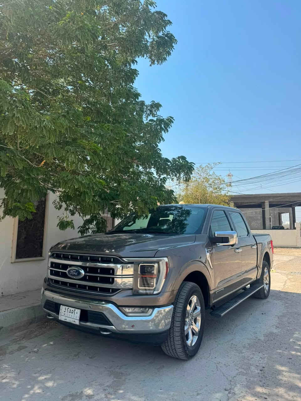 Ford F-150 Lariat PowerBoost Hybrid 2022 فورد اف ١٥٠ لاريات هايبرد فول مواصفات
مراوس ب لنكولن افيتور موديل حديث  

المواصفات:

* موديل: 2022
* الفئة: Lariat Full Option
* المحرك: 3.5L PowerBoost Hybrid Twin-Turbo EcoBoost V6
* ناقل حركة أوتوماتيك 10 سرعات
* نظام دفع رباعي (4×4)
* استهلاك وقود اقتصادي بفضل نظام الهايبرد
* جلد فاخر
* مقاعد كهربائية مع التدفئة والتبريد
* ذاكرة لمقعد السائق
* شاشة لمس كبيره
* عدادات رقمية 
* كار بلي Apple CarPlay وAndroid Auto
* كاميرات 360°
* حساسات أمامية وخلفية
* مثبت سرعة ذكي (Adaptive Cruise Control)
* نظام المحافظة على المسار
* نظام مراقبة النقطة العمياء (BLIS)
* تشغيل بصمة (Push Start)
* تشغيل عن بُعد (Remote Start)
* فتحة سقف بانورامية
* إضاءة LED أمامية وخلفية
* مرايا كهربائية قابلة للطي مع القفل
* باب خلفي كهربائي (Power Tailgate)
* نظام اختيار أنماط القيادة
* تكييف أوتوماتيكي ثنائي المناطق
* نظام صوت Bang & Olufsen
* مخارج كهرباء داخلية وخارجيةPro Power Onboard.

رقم الشاصي: 1FTFW1ED8NFA50272
صور الحادث مرفقه وممكن مراجعة تفاصيل الحادث من خلال رقم الشاصي

عداد المسافه 116 الف ميل

***********
