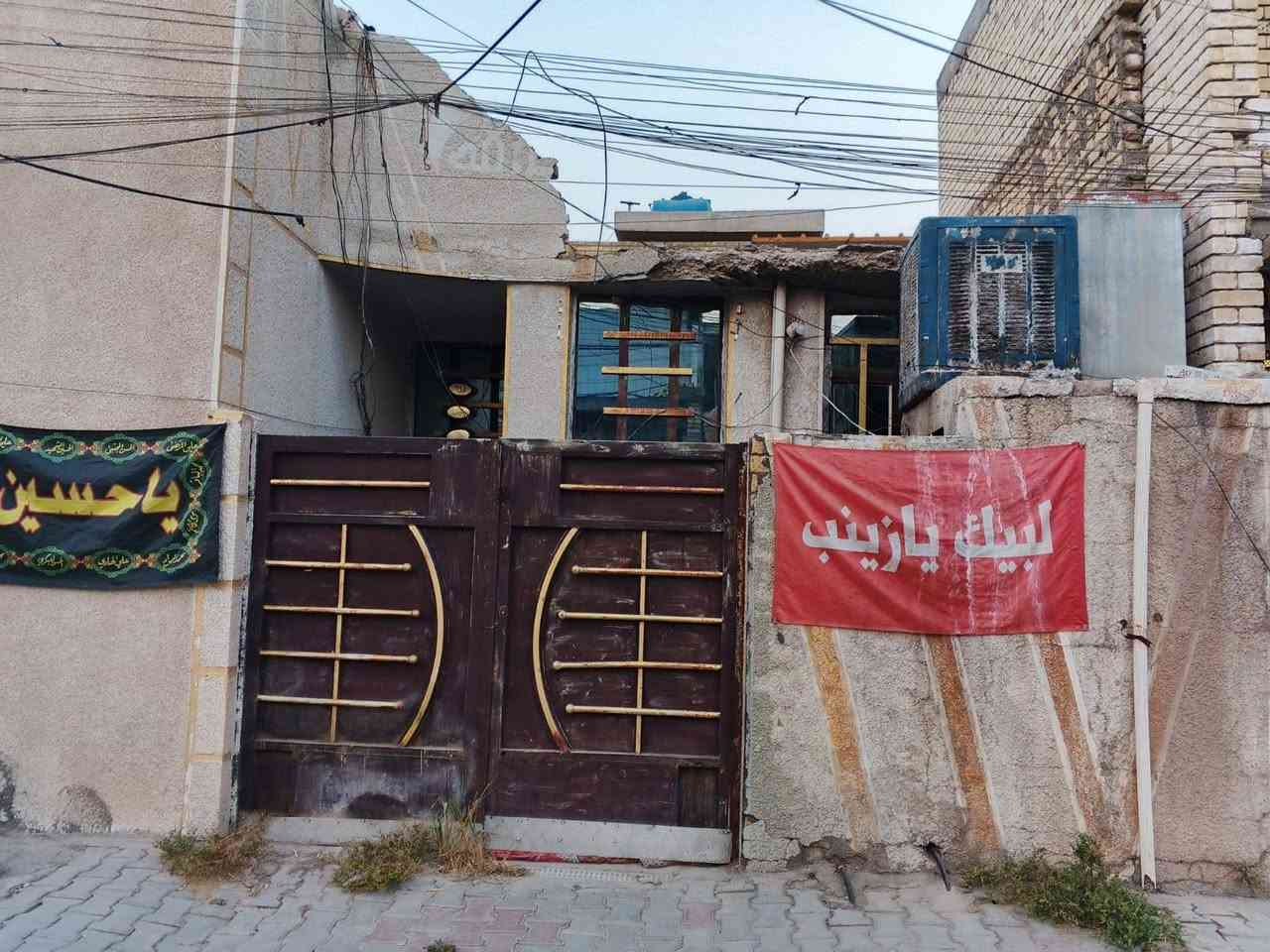سلام عليكم بيت مساحه75متر البيت من الداخل نظيف مع ملاحظات بسيطه والسكف نظيف وعالي خلف الشارع التجاري منطقة السكلات ال12 قرب مصور نرجس *********** السعر 49 وبي مجال

