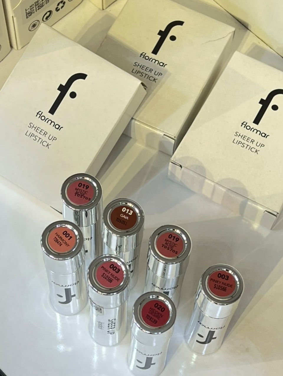 منتجات flormar ♥️
مثبت مكياج فلورما بلشر 
و احمر شفاه متوفر سبع درجات 
وتحديد شفه 
منتجات اصليه حصرا 🤎
