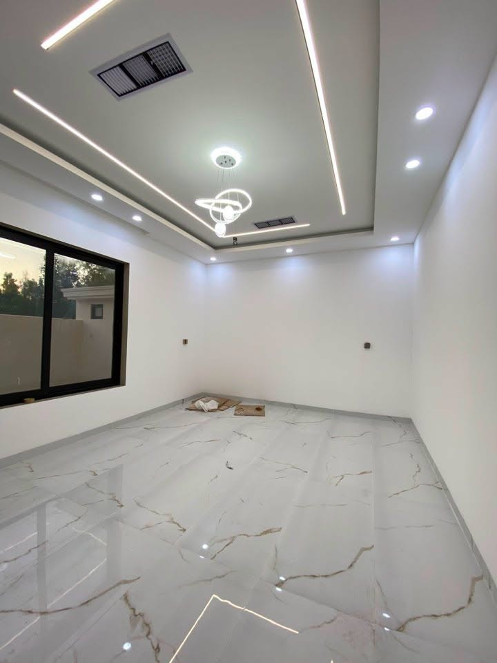 🏡 دار ركن للبيع – حي عدن

📐 المساحة: 150 م²
📏 الواجهة: 10 متر
🏠 طابقين
📜 طابو صرف
🛣️ على شارع 20 متر
📍 حي عدن – خلف مدينة ألعاب سمايلاند
⭐ موقع ركن مميز

✨ مواصفات مميزة:
🏢 واجهة فلين أنيقة
❄️ نظام تبريد مركزي
🏛️ سقف مغربي بتصميم راقٍ

الطابق الأول:
🚗 كراج
🛋️ استقبال
🍳 مطبخ حار وبارد
🛏️ غرفة نوم
🚿 صحيات داخلية وخارجية

الطابق الثاني:
🛏️ 3 غرف نوم
🚿 صحيات

📞 للاستفسار ومعرفة السعر: ***********

🤝 المكتب وسيط بين الطرفين لضمان حقوق البائع والمشتري.
