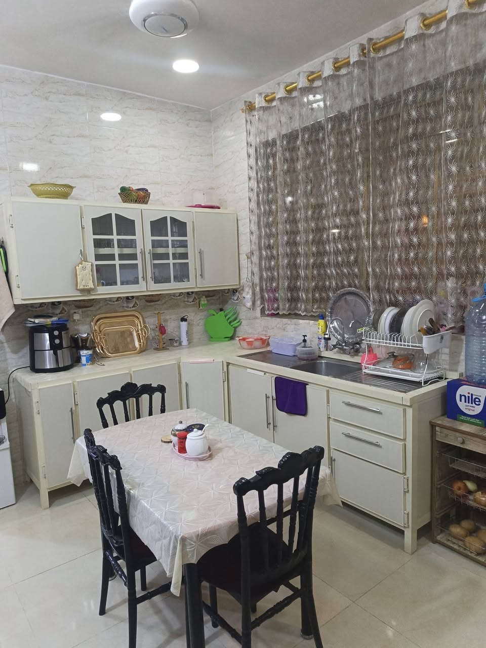السلام عليكم دار للبيع طابقين يحتوي على استقبال+مطبخ+ غرفتين نوم +حولي+ حمام ..بالاضافه ماء وكهرباء وتبليط الواجهه ١٠ متر المساحه ٧٢ متر منطقه حلوه وهادئة جاهز من كل النواحي المكان مجمع شواطئ دجله شارع الفلل سند ٢٥ للاستفسار رقم الهاتف او وات ساب ***********
