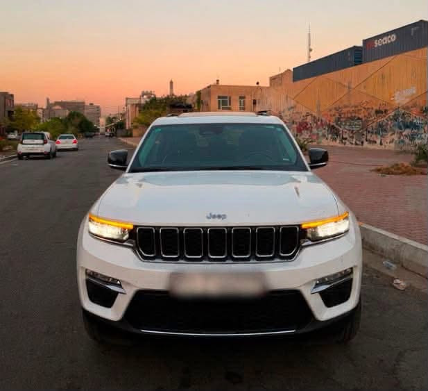 🚘 للبيع | Jeep Grand Cherokee 4xe موديل 2024
Plug-in Hybrid | فول مواصفات | نظيفة جداً

💰 السعر مناسب جدا للجادين  

📍 الموقع: بغداد – المنصور

🔹 المواصفات:
• محرك 2.0 لتر تيربو Plug-in Hybrid (قابل للشحن)
• قوة 375 حصان
• دفع رباعي 4×4
• كير أوتوماتيك 8 سرعات
• ممشى 30,447 مايل
• فتحة سقف بانورامية
• 3 شاشات أمامية
• شاشة للراكب الأمامي
• شاشة وسطية كبيرة
• مقاعد كهربائية
• تبريد وتدفئة المقاعد الأمامية
• Apple CarPlay & Android Auto
• بصمة وتشغيل Start/Stop
• أوضاع قيادة Hybrid / Electric / eSave

✅ الإيرباقات كلها سليمة ولم تفتح.
✅ السيارة شبه كلين، نظيفة جداً، والفحص بأي مكان يختاره المشتري.

حادث كان ضربة خفيفة جداً جداً من الجهة الخلفية (عند التاير الخلفي) وتم تصليحها باحترافية 
.
اللي يهمه الموضوع يراسلني، وأدزله صور الضربة الأصلية قبل التصليح.

🎁 رقم بغداد مميز يجي مع السيارة

📞 للتواصل (اتصال أو واتساب):
***********
