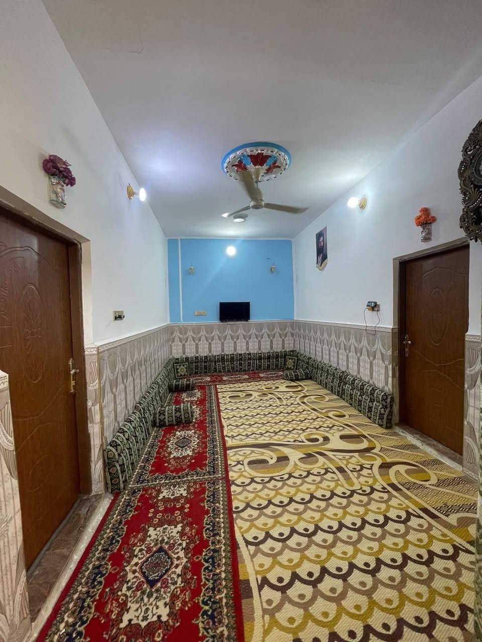 بيت مساحه 100متر قريب على عشارع العام بسبل الاول البوابه الفرع لي ع ايدك اليسره وجهيته شارع الكرمه بعد عنه ست امتار كافت الخدمات طارمه 3×3
ونص دوانيه 5×3صاله 6×3 غرفه ٥×٣وغرفه 4ونص ×3مطبخ 3×3ونص /حمام لداخلي ١٥٠×١٥٠حمام خارجي ١٥٠×١٣٠ سعره ٣٧ الاستفسار الانتصال على الرقم ***********
