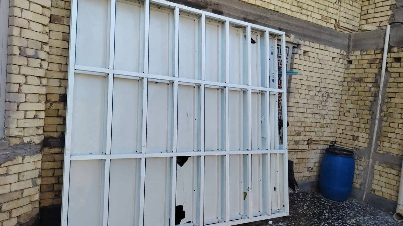 رفوف محل للبيع ***********ألبصره طول مترتين ونص والعرض مترتين60

