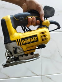 منشار كهربائي • DeWalt • العبيدي الضباط الثانية