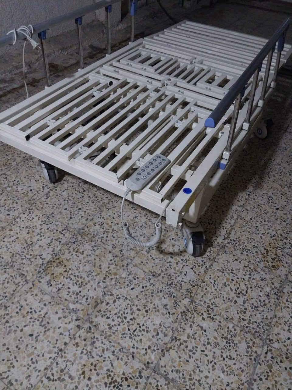 ياالله
سلام عليكم 
سديه متحركه جديده بعدها ابجيسها 
وياها تعلاكه مال مغذي و الدوشك مالتها 
650 قفلها 
***********
بغداد قرب حي العامل
