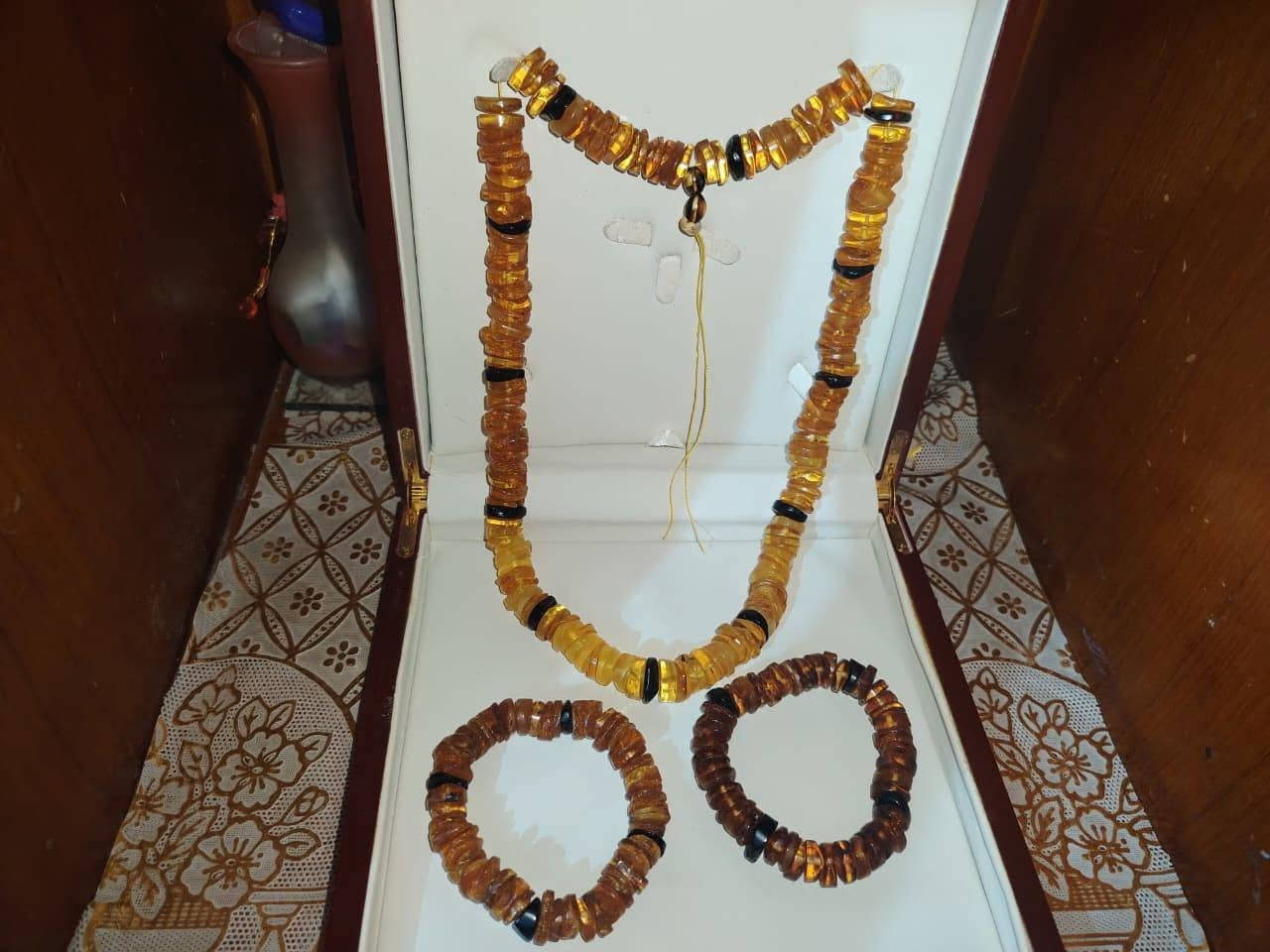 عقد مع سورات
كهرب بولوني حر طبيعي مع فيديو الفحص بالاشعه البنفسجية UV الوزن 143 غرام السعر ١٠٥ مع التوصيل 
رقمي *********** واتساب
