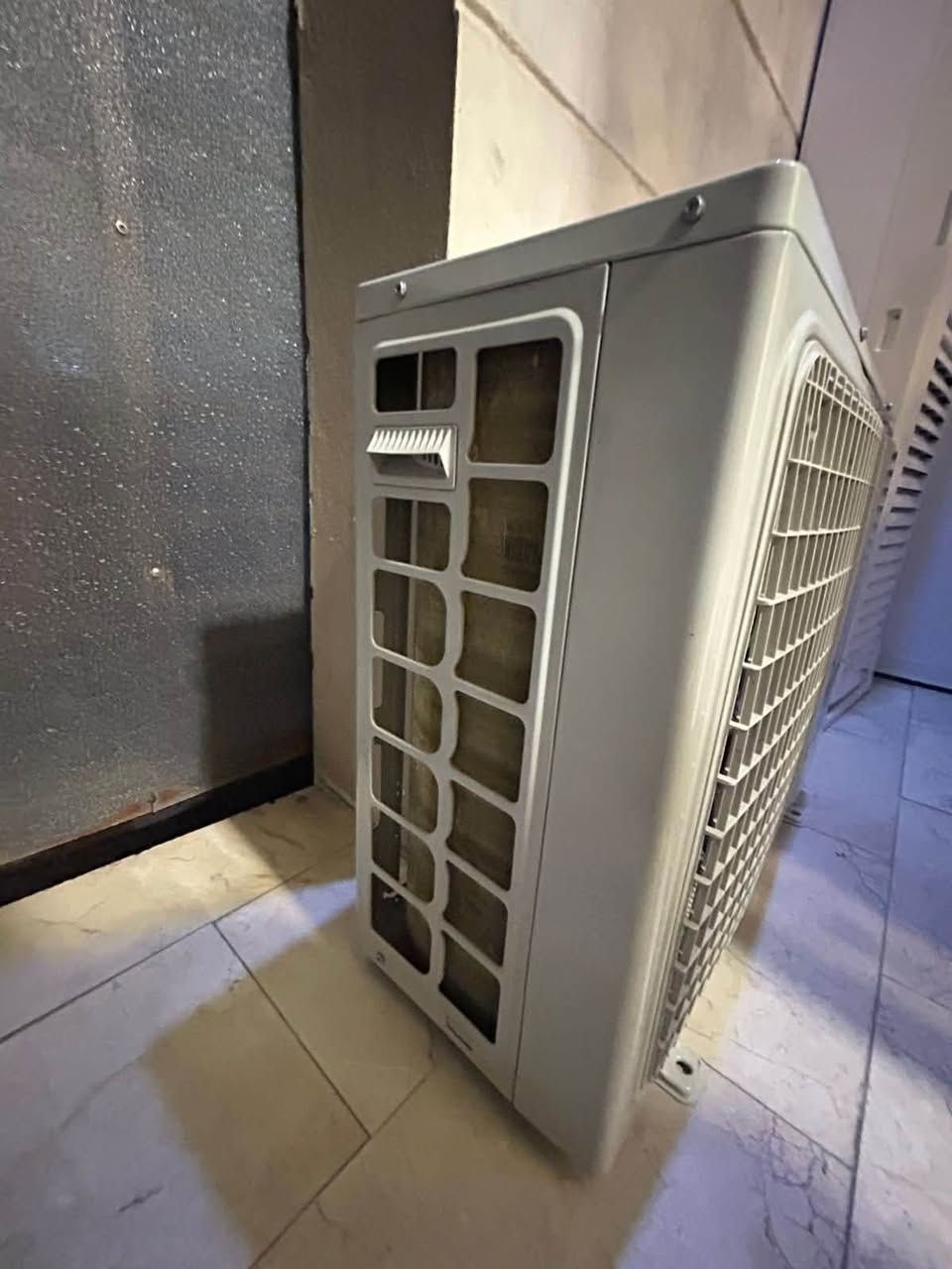 سلام عليكم سبلت لبيع كنتوري 2طن  غاز 410جهاز نظيف كماواضح بالصوره  استفسار اكثر اتصل *********** غاز مقفول.
