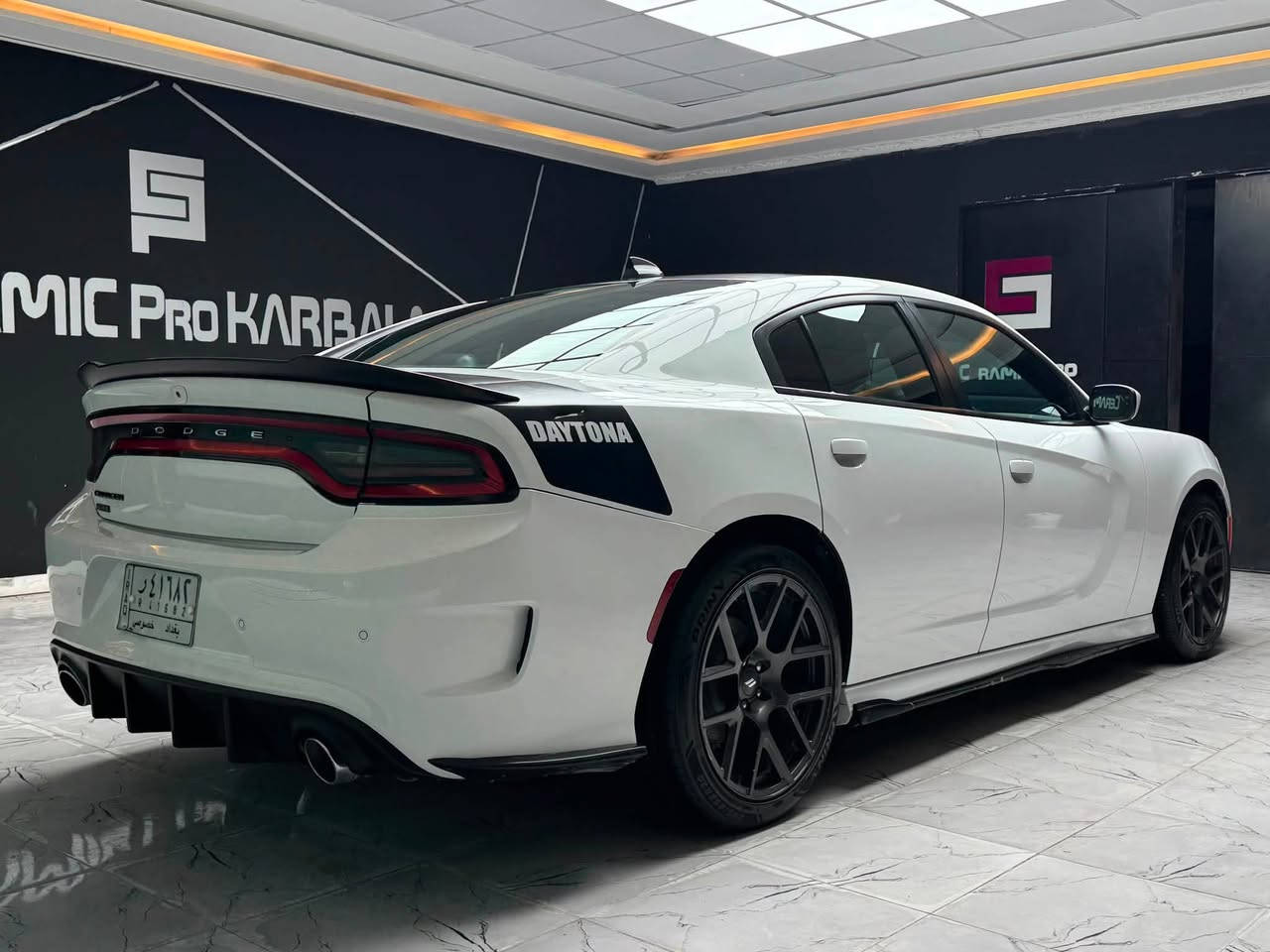 🏎️ دودج جارجر دايتونا 2018 - للبيع
الموديل: 2018

المسافة المقطوعة: 47,000 ميل فقط

حادث جاملغ خلفي ايمن فقط(نظافة فول)

الفئة: دايتونا أصل (Daytona)

محرك هيمي 5700

المواصفات: فول مواصفات 1/1 (Full Options)

⚙️ المواصفات والتفاصيل:

المحرك: V8 HEMI بأداء وقوة ممتازة.

أنظمة الأمان والقيادة الذكية:

رادار أمامي: نظام رادار للتنبيه من الاصطدام الأمامي مع مثبت السرعة التكيفي (Adaptive Cruise Control).

رادار جانبي: نظام مراقبة النقطة العمياء (Blind Spot) والتنبيه عند تغيير المسار.

حساسات خلفية + كاميرا للرجوع للخلف.

المقصورة الداخلية: مقاعد جلد مع شامواه (Alcantara) مطرزة بشعار Daytona الأنيق.

الشاشة والترفيه: شاشة كبيرة 8.4 إنش تدعم Apple CarPlay و Android Auto مع نظام ملاحة (GPS) ونظام صوتي عالي النقاء.

الأداء: نظام Super Track Pak مع صفحات Performance Pages للقيادة الرياضية.

الراحة والتحكم:

تدفئة وتبريد المقاعد الأمامية + تدفئة المقاعد الخلفية.

تدفئة المقود (الستيرن).

نظام تشغيل عن بعد.

الشكل الخارجي والأناقة:

فتحة سقف.

ويل كب دايتونا حجم 20 أصل.

بريكات بريمبو (Brembo).

حزمة واستيكرات دايتونا الأصلية

للاستفسار ***********
