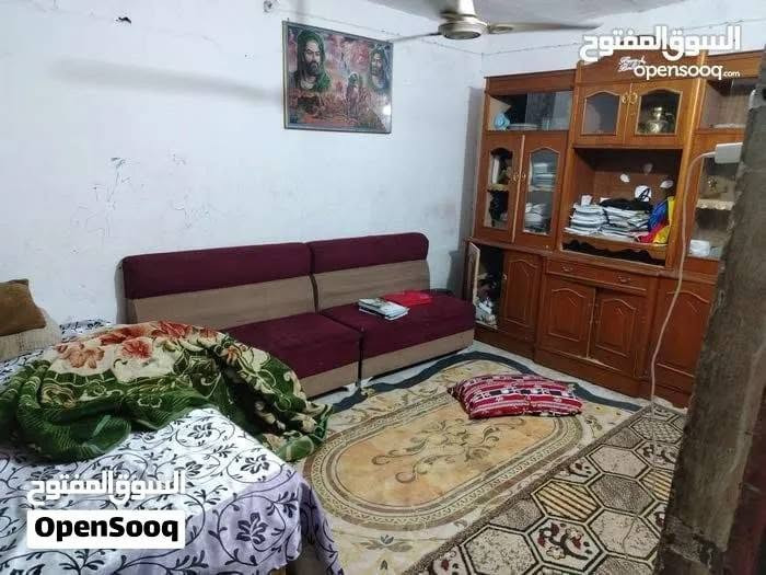 السلام عليكم بيت للبيع في البصرة حي الحسين الطاك شارع مركز شرطة الفراهيدي البيت مساحه 100 بناء قديم داخل فرع البيت طابو صرف ملك البيت البيت بي غرفتين و ديوانيه و صاله و مطبخ و مخزن و تواليت وحمام واحد البيت سعره 65 مليون و بي مجال للطيبين 
***********
