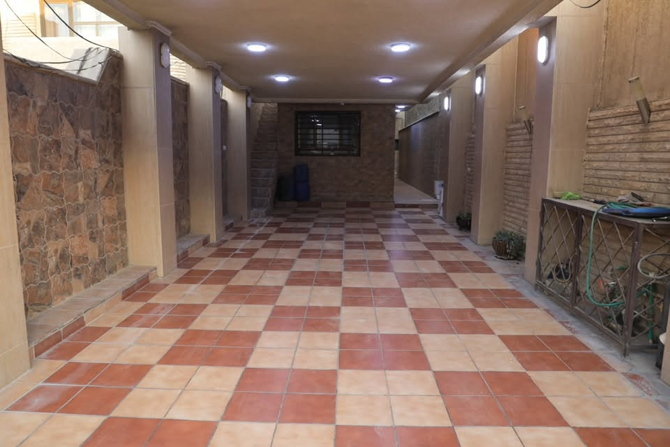 السلام عليكم
دار 🏠 للإيجار في منطقة الكرادة قرب ساحة الواثق يحتوي الدار على ثلاث غرف وصالة وصالة ضيوف معزولة مع خدماتها مع 4 حمامات ويحتوي على درج خارجي للضيوف ويحتوي على سبالت في كل غرفة وكراج يتسع سيارتين الدار جاهز من كلشي يصلح ان يكون سكني او شركة او مكاتب 

السعر 3،500$

للتواصل على الرقم

***********
