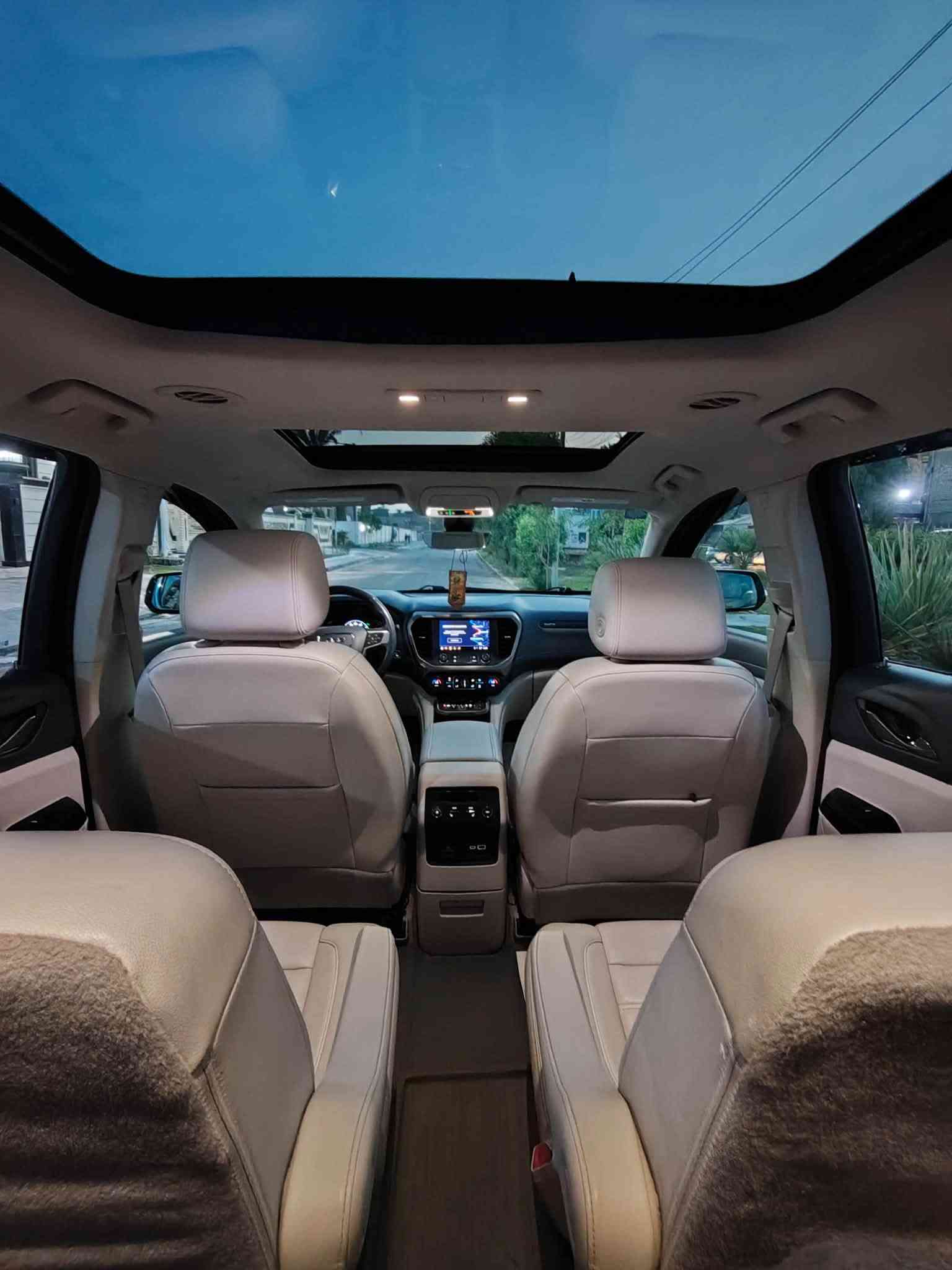 للبيع: جمس أكاديا دينالي 2023 (GMC Acadia Denali) – قمة الفخامة والأداء
الموديل: 2023
​الفئة: دينالي (Denali) – الفئة الأولى
اللون : فحمي ميتاليك رصاصي غامق  لون مميز 
​نظام الدفع: دفع كلي بجميع العجلات (AWD)
​خمس مودات للقيادة 
​المحرك: 6 سلندر (V6) بسعة 3.6 ليتر (أقوى وأهدأ محرك في فئته)
​الكير: أوتوماتيكي من 9 سرعات بنظام نقل مريح 
​الشكل الخارجي: شبك "دينالي" الكروم المميز + إضاءة LED بالكامل (أمامية وخلفية).
​الداخلية: مقاعد جلد فاخرة ومطرزة بشعار Denali.
​الراحة والتبريد: مقاعد أمامية كهربائية مزودة بنظام تبريد وتسخين + تسخين لمقاعد الصف الثاني.
​السعة: مقاعد مريحة للغاية لون بيجي. تتسع حتى 6-7 ركاب (مقاعد كابتن في الصف الثاني).
​فتحة السقف: بانوراما مزدوجة (Dual-Sky).
​الباب الخلفي: كهربائي يفتح بالقدم (Hands-Free).
​التقنيات والنظام الصوتي
​شاشة العرض: إسقاط البيانات على الزجاج الأمامي (Head-Up Display).
​النظام الترفيهي: شاشة لمس بحجم 8 بوصات تدعم Apple CarPlay و Android Auto لاسلكياً.
​النظام الصوتي: نظام فاخر من شركة Bose المحيطي (8 مكبرات صوت).
​عجلة قيادة جَلد مجهزة بخاصية التدفئة وأزرار تحكم كاملة.
​أنظمة السلامة ومساعدة السائق
​كاميرات رؤية محيطية 360 درجة + حساسات ركن أمامية وخلفية.
​رادار تثبيت السرعة التكيفي (Adaptive Cruise Control).
​نظام الكبح التلقائي في حالات الطوارئ.
​نظام الحفاظ على المسار والتنبيه عند الخروج منه.
الحادث : جاملغ  جهة اليمين مبدل جديد 
السياره بدون ايرباك 
المسافه المقطوعه :17000 ميل 
​للتواصل والاستفسار:
📞 رقم الهاتف: ***********
📍 الموقع: بغداد
