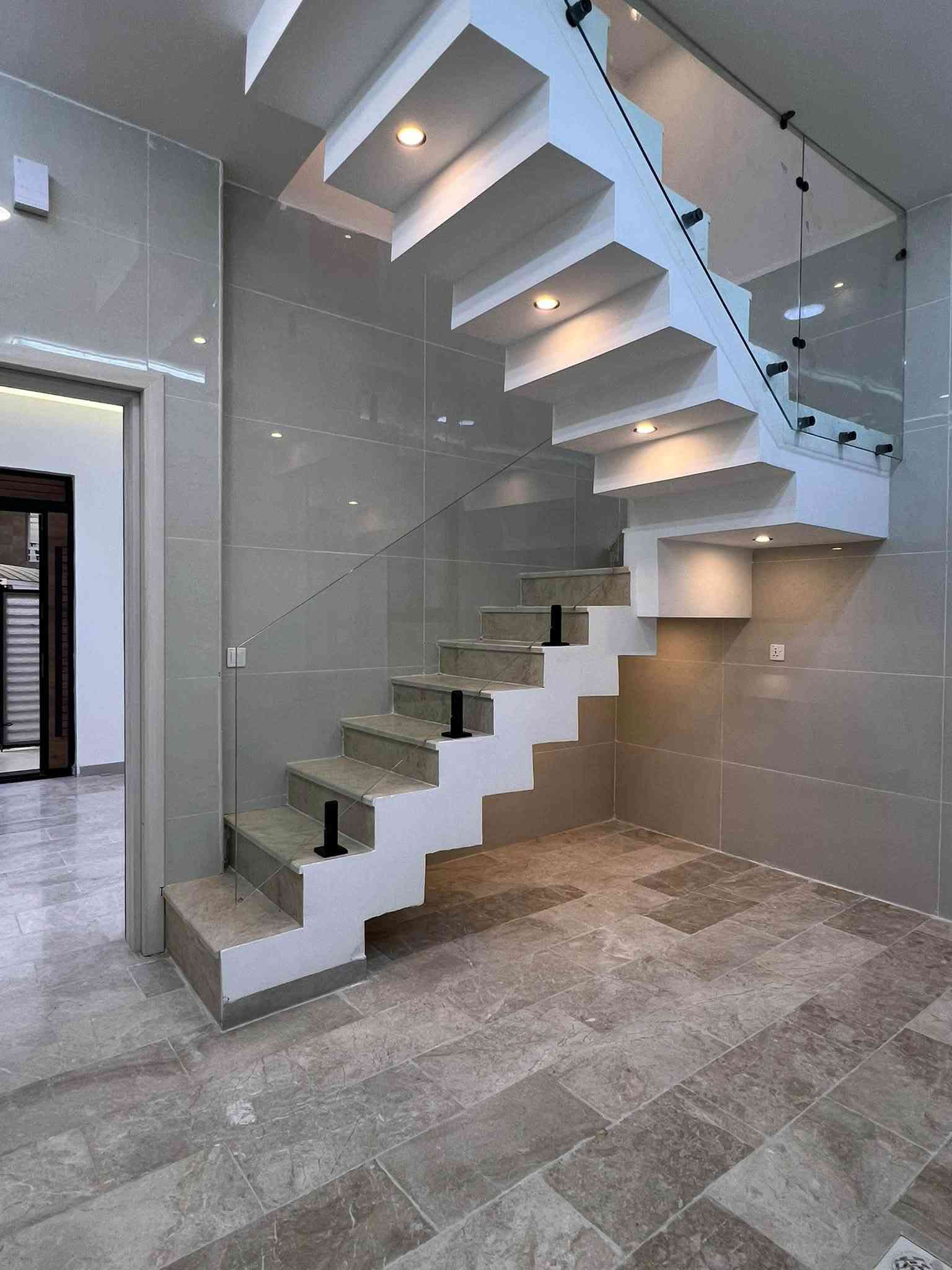 دار للبيع بمساحة 60 متر تصميم حديث و شغل درجة اولى🏠
📍موقع البيت حي الجهاد منطقة الضباط - قرب  4 شوارع

تفاصيل البيت ⬇️
واجهة 4/70
➖ طابقين ونص.
➖ الداخل 4 غرف نوم واسعة.
➖ صالة الاستقبال 
➖ مطبخ مرتب
➖ حمامين بنظام حديث

التشطيبات والمواد ⬇️

➖ الواجهة تغليف بورسلين.
➖ الأرضية مرمر عماني
➖ الشبابيك ألمنيوم عازل بجودة ممتازة.
➖ ديكورات داخلية

📌 للاستفسار و معاينة البيت ميدانياً

الاتصال على الارقام ابو يوسف ***********
