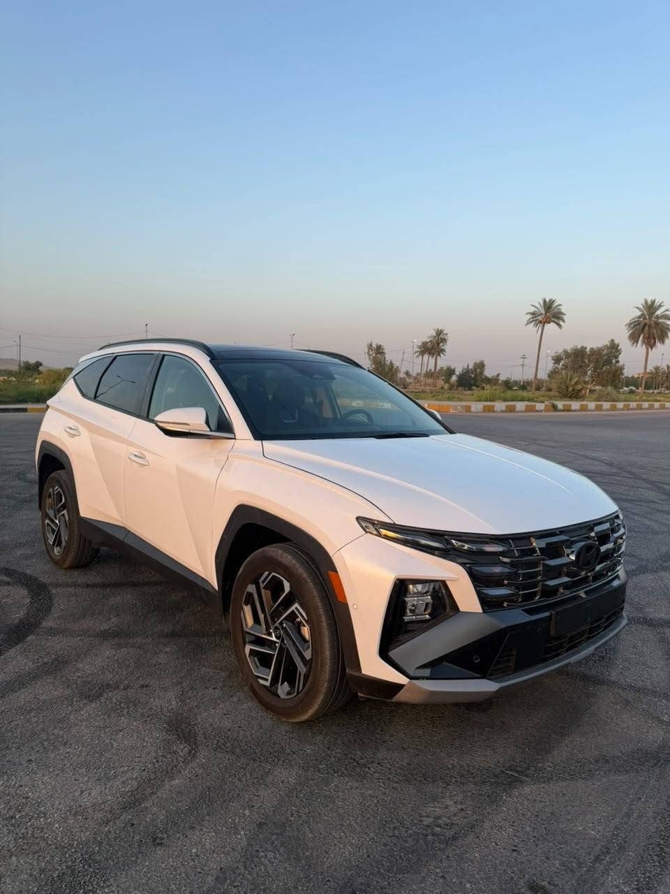 🚘 هيونداي توكسان Limited 2025
✨ المواصفات:

* 🔹 موديل 2025 — فئة Limited
* 🔹 محرك 2.5 لتر GDI / MPI
* 🔹 قوة 187 حصان
* 🔹 عزم 178 lb-ft
* 🔹 قير أوتوماتيك 8 سرعات
* 🔹 دفع أمامي FWD أو رباعي HTRAC AWD حسب النسخة
* 🔹 جنوط ألمنيوم 19 إنچ
* 🔹 فتحة سقف بانورامية ☀️
* 🔹 مقاعد جلد
* 🔹 مقاعد أمامية تبريد وتسخين
* 🔹 مقاعد كهربائية أمامية
* 🔹 ذاكرة لمقعد السائق والمرايا
* 🔹 تدفئة للمقاعد الخلفية
* 🔹 شاشة وسطية 12.3 إنچ
* 🔹 شاشة عدادات رقمية 12.3 إنچ
* 🔹 ملاحة Navigation
* 🔹 نظام صوت BOSE Premium
* 🔹 Apple CarPlay & Android Auto لاسلكي
* 🔹 شحن لاسلكي للموبايل
* 🔹 كاميرات 360° Surround View
* 🔹 حساسات أمامية وخلفية
* 🔹 مثبت سرعة متكيف
* 🔹 نظام تحذير ومساعدة تفادي الاصطدام
* 🔹 مراقبة النقطة العمياء
* 🔹 مساعد البقاء على المسار
* 🔹 مساعد الركن الذكي Remote Smart Parking Assist
* 🔹 باب خلفي كهربائي يفتح تلقائياً
* 🔹 مفتاح ذكي + تشغيل بصمة/زر
* 🔹 Head-Up Display (HUD)
* 🔹 إضاءة LED
* 🔹 مرايا كهربائية ومدفأة
* 🔹 أنظمة قيادة: Normal / Sport / My Drive / Snow للـ AWD
بدون لوحات تترقم جميع المحافظات
مكانها بالحله
ضررها بنيد وخشم الجاملغ الامامي
***********
