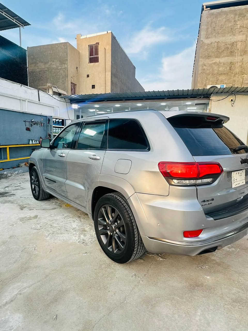 HEMI V8 • ١١٠ ألف كم • جلد اسود