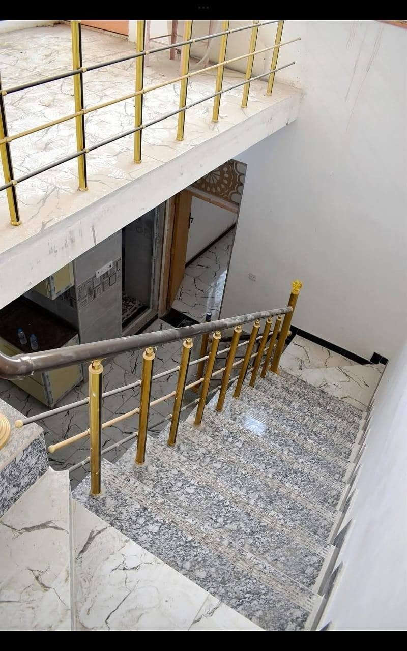 🏡 بيت طابقين جديد كلياً للبيع – موقع استراتيجي وتفاصيل دقيقة ✨
فرصة عمر ما تتفوت! بيت جديد كلياً من الأساس (محد ساكن بيه نهائياً)، كامل مكمل وجاهز للسكن الفوري.
📍 تفاصيل الموقع والعنوان:
• الموقع العام: يبعد 5 دقائق بس عن الجزيرة السياحية.
• الموقع الدقيق: صاير بالمنطقة الممتدة بين المركز وجامع أبو الزهراء.
• تفاصيل الشارع: يقع ببداية الفرع، والفرع عريض وسهل الدخول والخروج، وقريب حيل ع الشارع الرئيسي.
📐 المساحة ومواصفات البناء:
• المساحة: 100 متر (الواجهة 5 متر).
• نوع السند: 25 زراعي (قرار محكمة).
• البناء: أساس رفت مسلح والبناء بلوك قوي.
• السطح: طابقين وياها سطحين كاملات شتايكر.
• الخدمات: تأسيسات ماء وكهرباء كاملة ومجهّزة.
• الصحيات: تواليت خارجي + حمام داخلي وتواليت غربي.
التقسيم والمساحات الداخلية:
• الاستقبال: 5.5m × 3.5m
• الغرفة الجوه: 4.5m × 3.5m + ترك
• الغرفة الفوگ: 5.5m × 4.5m + بيتونة
🛋️ الأثاث والملحقات (جديد غير مستخدم):
• الاستقبال: برادي فاخرة درجة أولى + ميز تلفزيون حديث.
• المطبخ: كاونتر جديد مفصل على قعدة المكان + فتحة مفرغة دفن بالحايط جاهزة وياها مفرغة جديدة بس تشدها.
📞 للتواصل والمعاينة والاستفسار عن السعر:
[*********** واتساب وافهمك]
