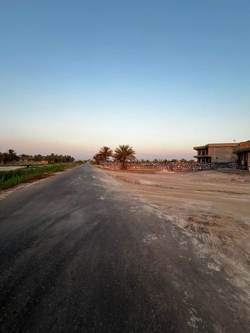 500 متر للبيع 

بعيداً عن ضوضاء المدينه وشحة الخدمات 

مركز الخدمات ( تبعد عن مركز المدينه 5 دقائق فقط . جميع المدارس اهلية وحكومية . مركز الجامعات الحلة والمستقبل وبابل والاسلامية ) 

واجهة 17 متر ونزال 29 متر 

يوجد 4 قطع فقط 

الخدمات : ماء . كهرباء . تبليط 
كامل خدمات 

طابو زراعي سند 25 نقل ملكية مباشر بأسم المشتري بأسم شخص واحد فقط 

يعني بدون تأخير وبدون مواعيد مباشرةً تبصم بدائي بالتسجيل العقاري 

موقع الارض : طريق حله نجف قرب جامعة بابل مقابل البوابه . 

تبعد عن شارع حلة نجف 200 متر فقط . 

للاستفسار ***********
