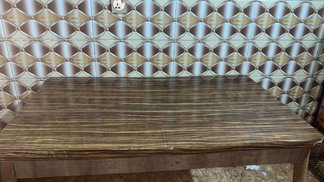 ميز مع اربع كراسي للبيع السعر ٥٠
