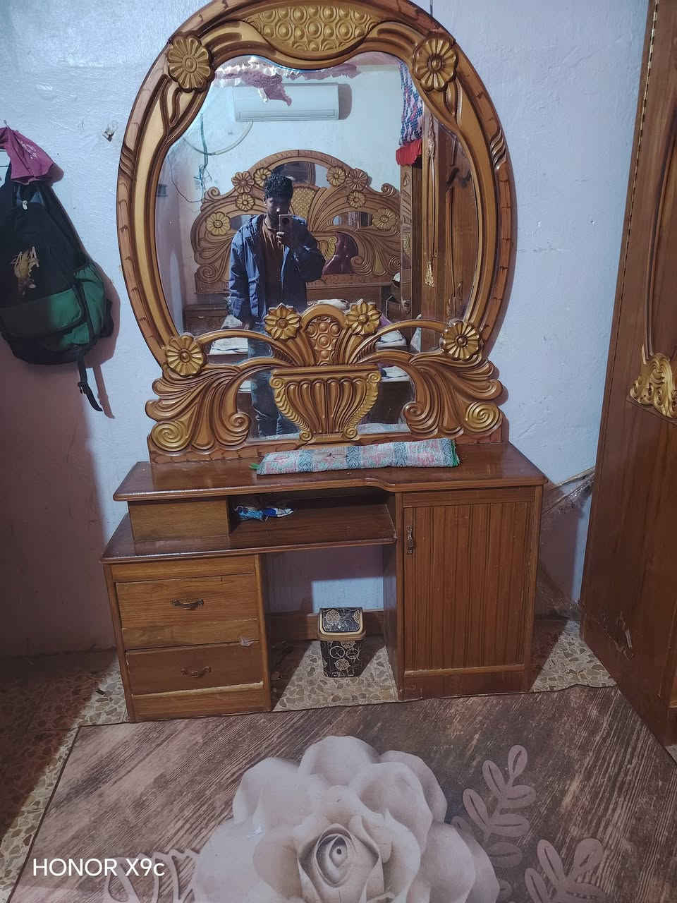 غرفه اخشاب عىاقيه للبيع ستفسار ***********

نص مكتوب في الصور:
- HONOR X9c
