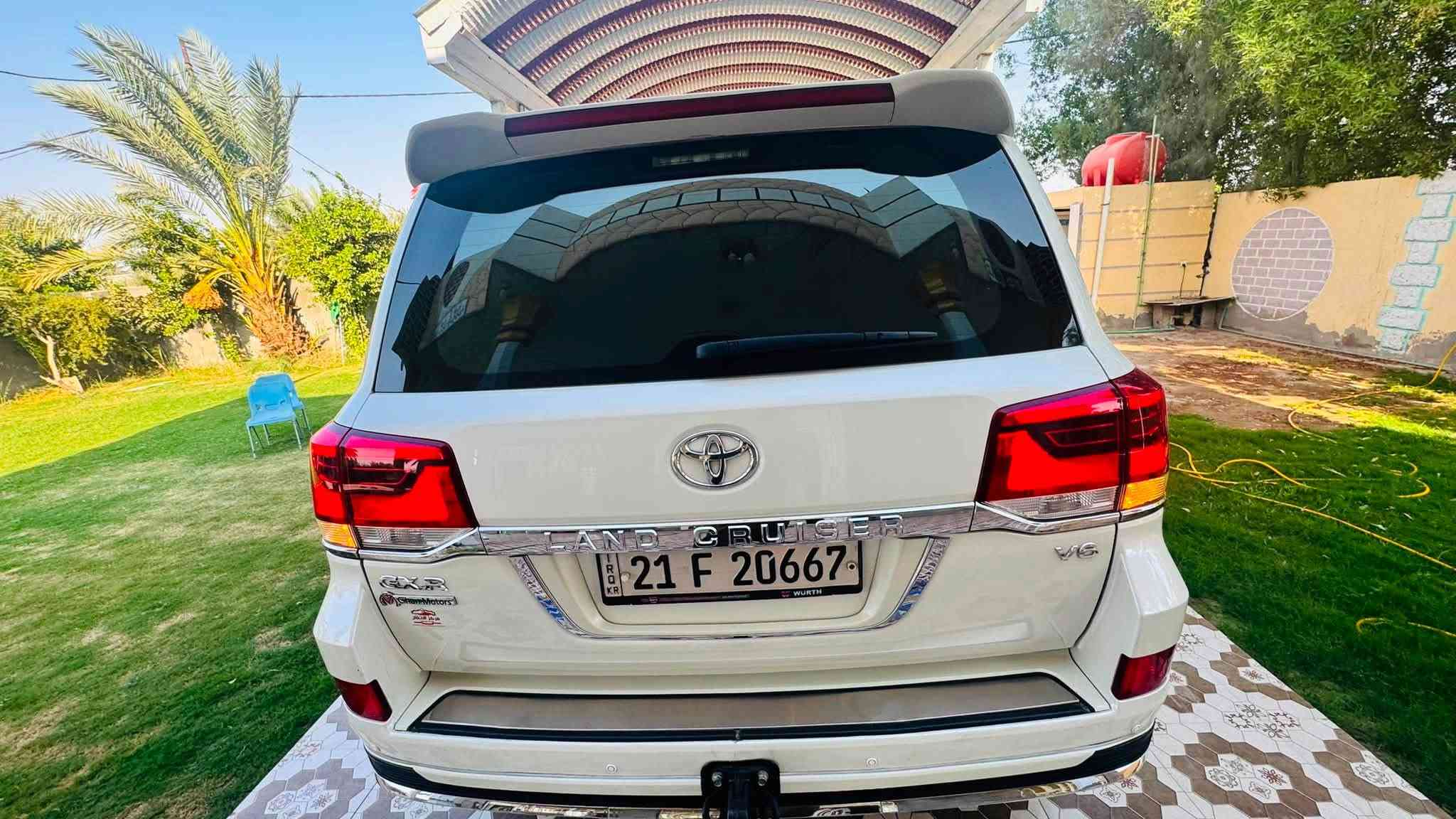 سلام عليكم للبيع لاندكروزر موديل ١٨
سيارة جديدة 
فول موصفات 
سيارة كارتون بل خير عل يشتري 
***********
