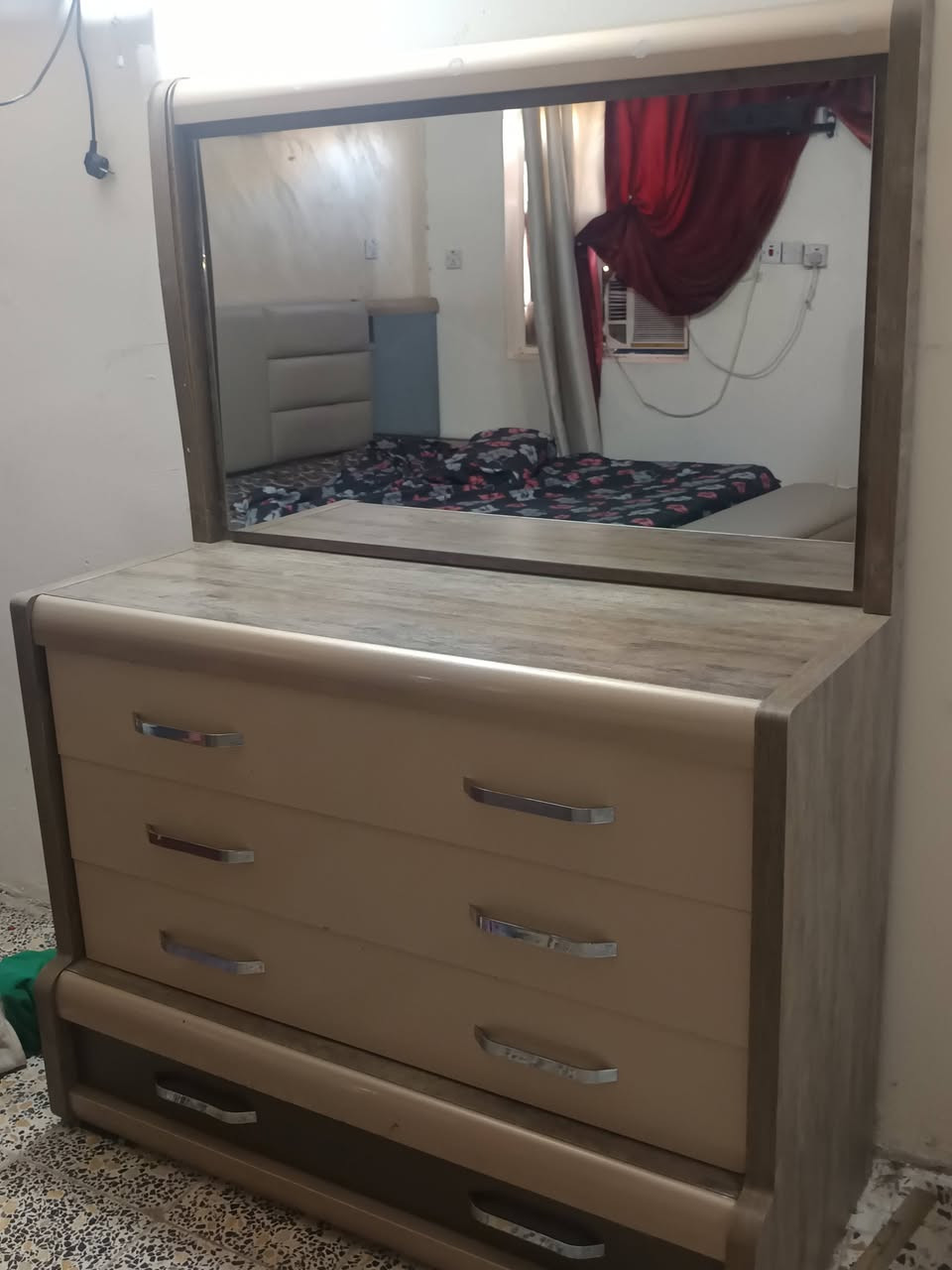 للبيع غرفة نوم كامله  مستعمله نظيفه ب مليون و200 وبيه مجال بسيط  مكان بغداد تواصل خاص 
او اتصال ***********
